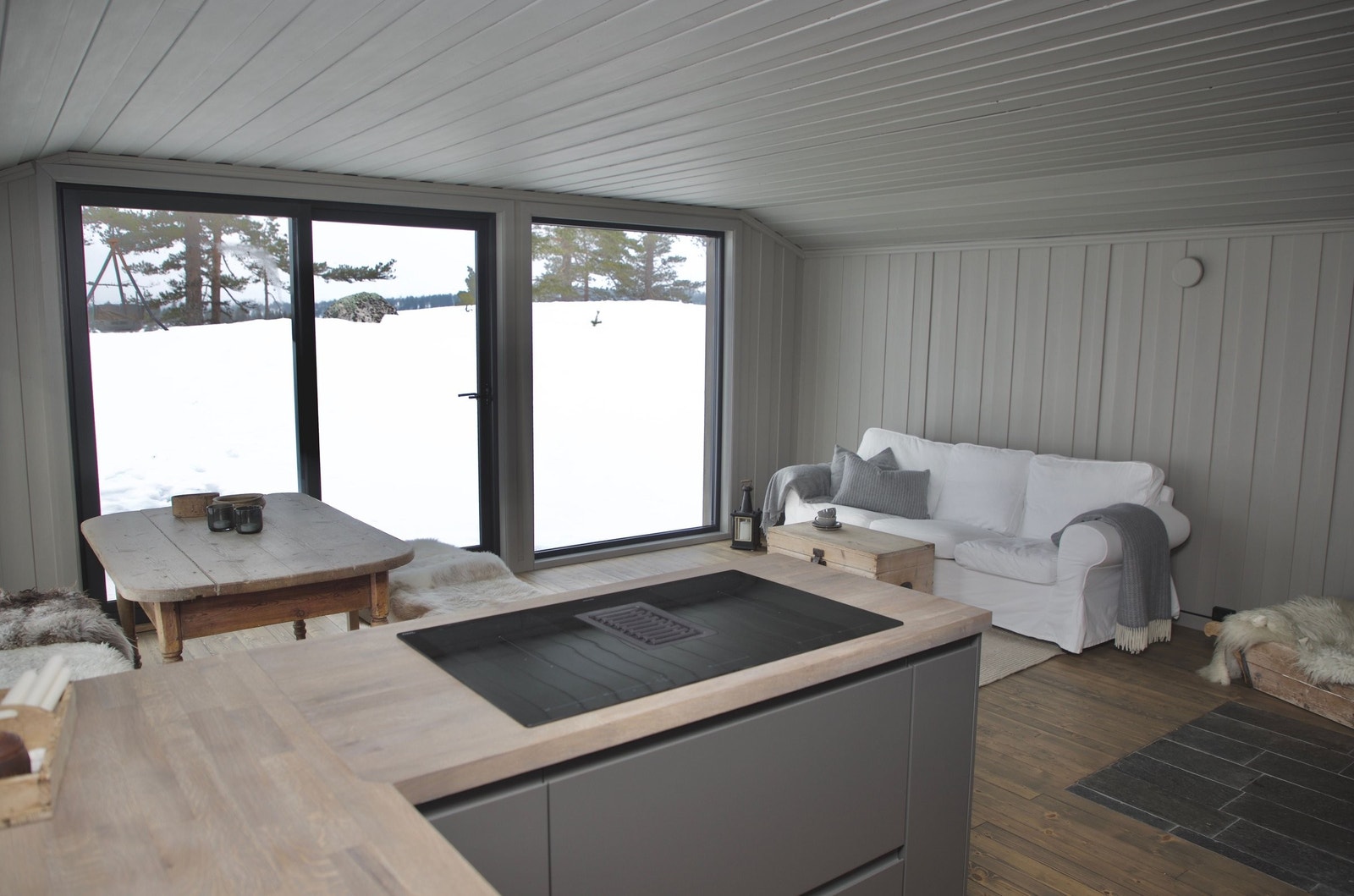 Stuen og kjøkkenet er hyttas hjerte og har en sosial og praktisk åpen løsning. Galleribilde