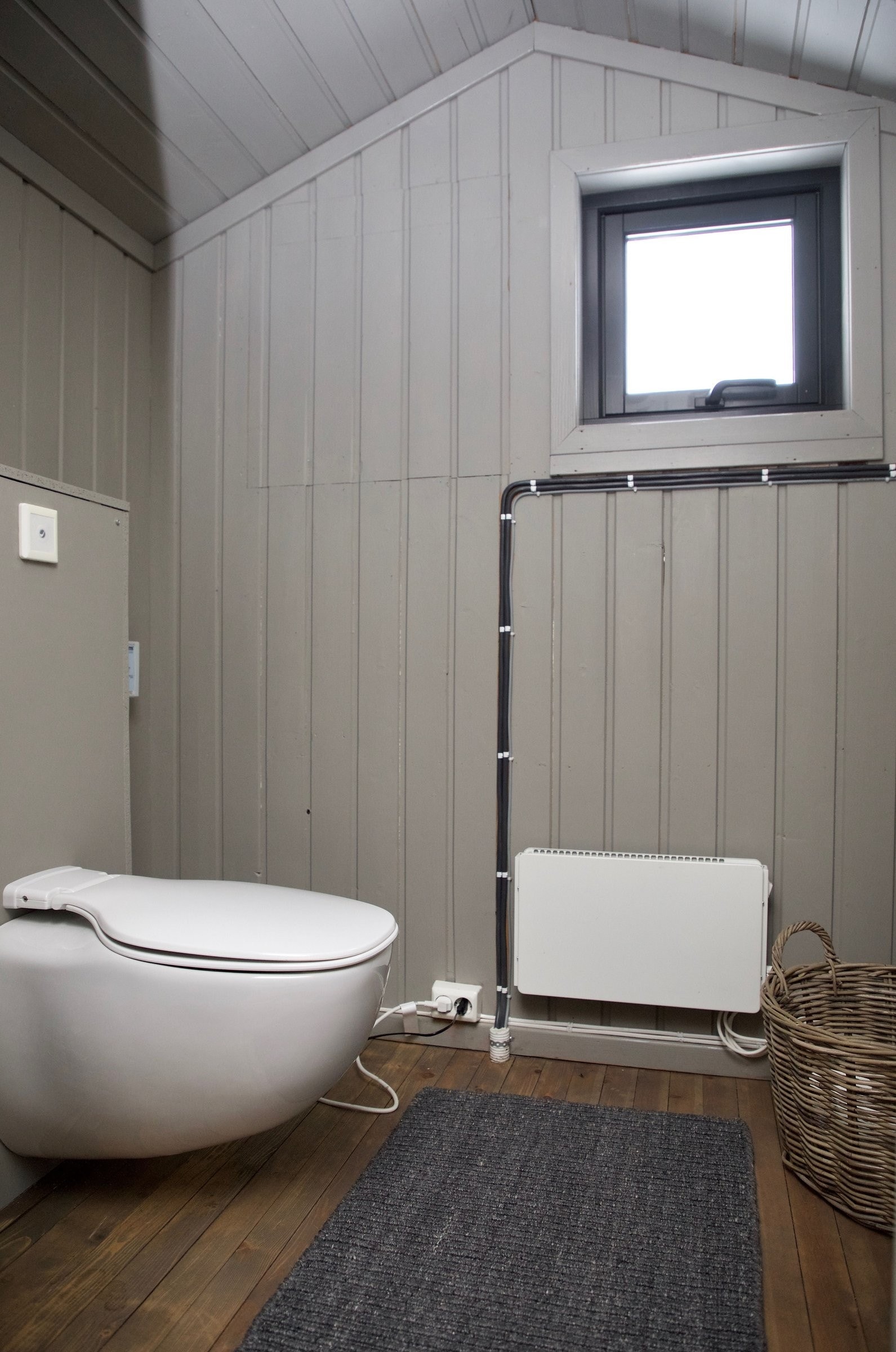 Toalettrom med vannklosett type Jets Pearl vegghengt toalett. Galleribilde