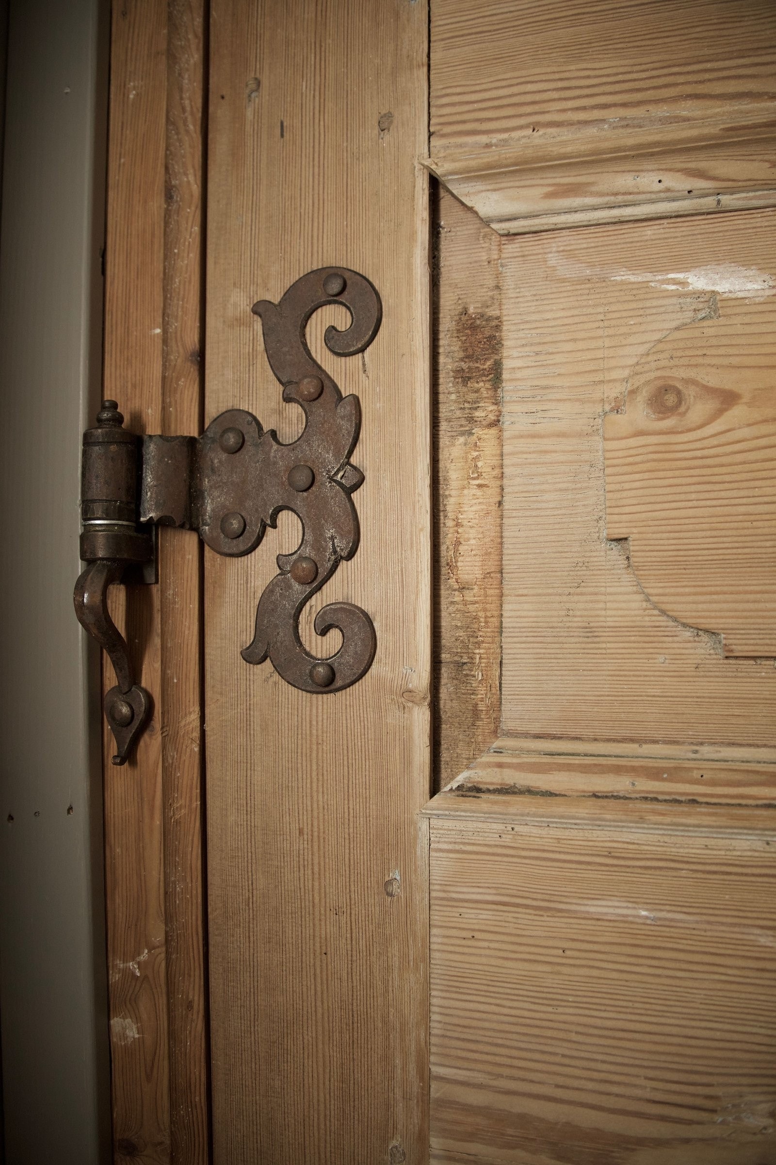 Detalj fra antikk dør til badet. Galleribilde