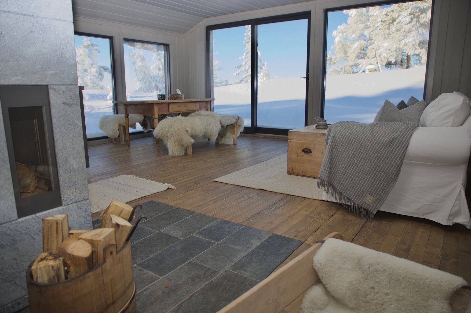 Gulv er slipt og behandlet med Osmo dekorvoks og hardvoksolje. Skifer under og rundt klebersteinsovnen. Galleribilde