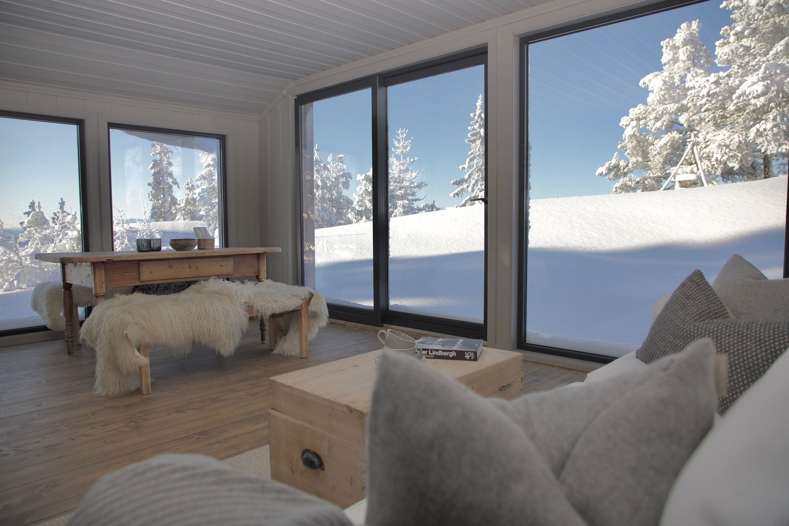 Glass fra gulv til tak gjør at rommene fremstår romslige og luftige, og skaper et sømløst skille mellom ute og inne. Galleribilde