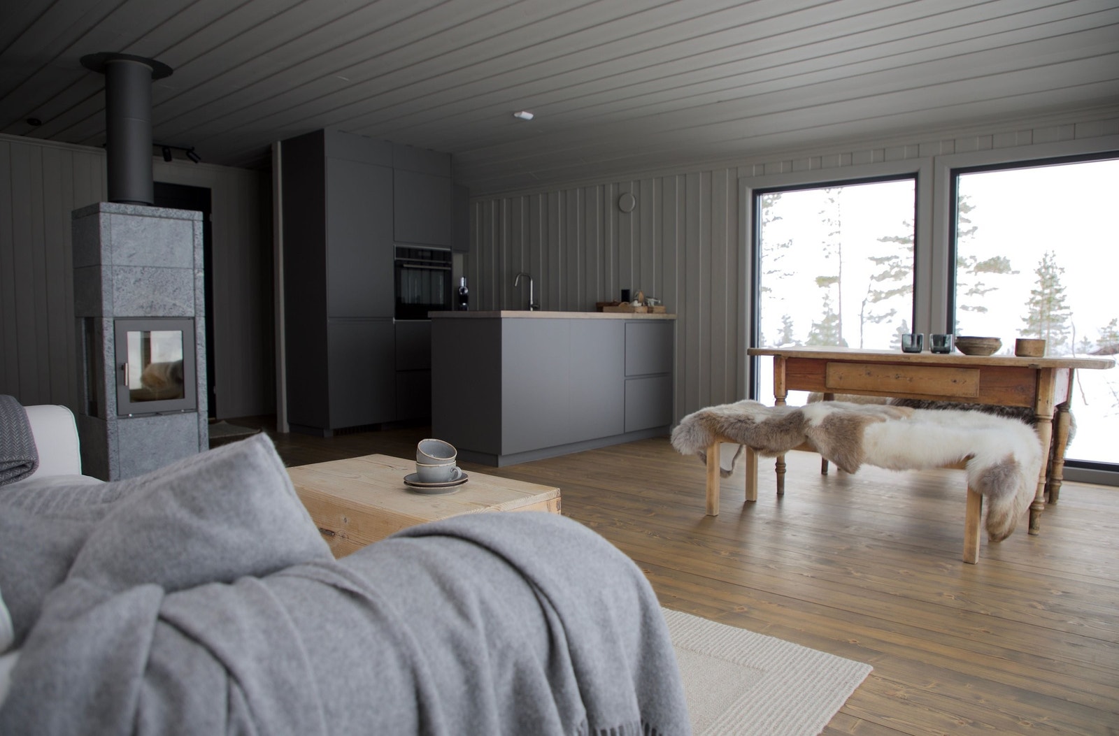 Romslig allrom med innsyn til peisen fra både stue, spiseplass og kjøkken. Galleribilde