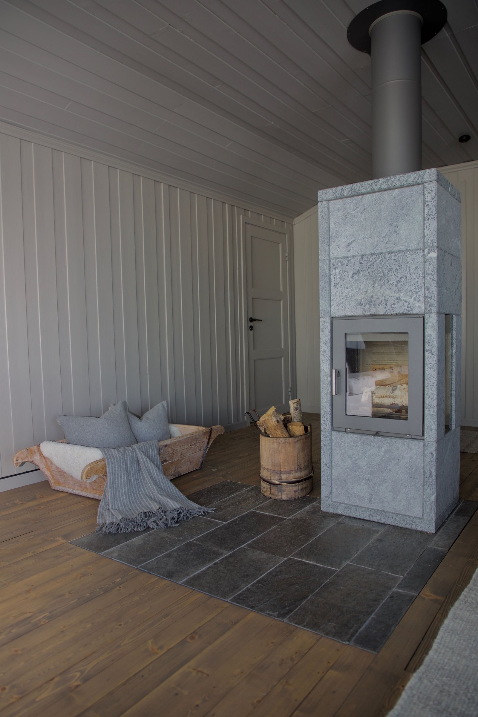 Kube 4 seksjoner fra Norsk Kleber med glass på 3 sider gir vidt innsyn til flammene. Klassifisering A+ sørger for lun og jevn varme i hele hytta på selv de kaldeste vinterdager. Norpeis stålpipe. Galleribilde