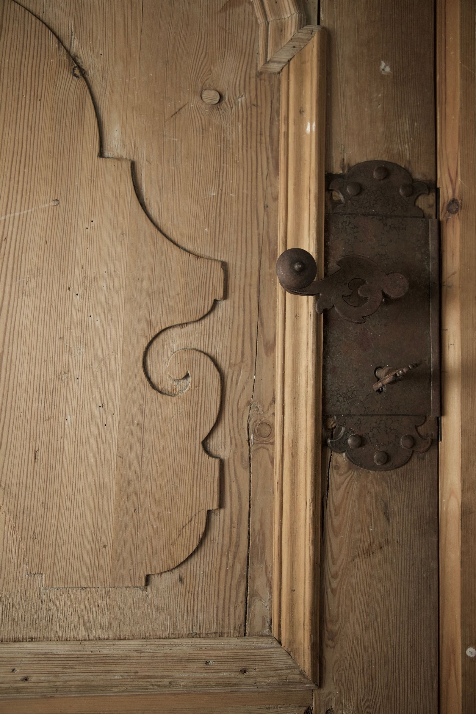 Antikk dør til bad er komplett med original nøkkelkasse og nøkkel. Galleribilde