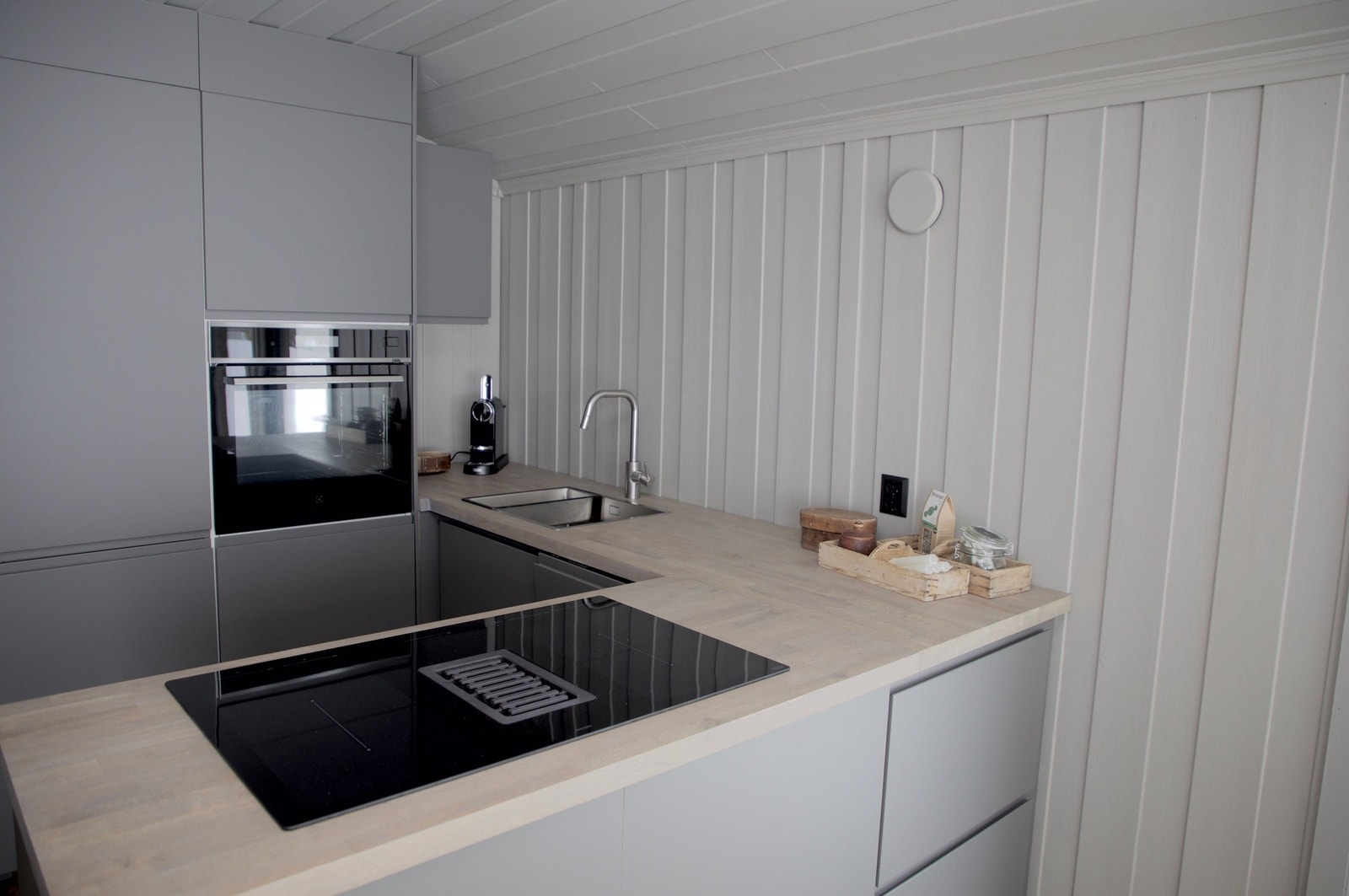 De integrerte hvitevarene har ikke vært tatt i bruk siden de ble montert: kjøl-frys, kombinert damp- og stekeovn, oppvaskmaskin, koketopp med integrert ventilator. Galleribilde