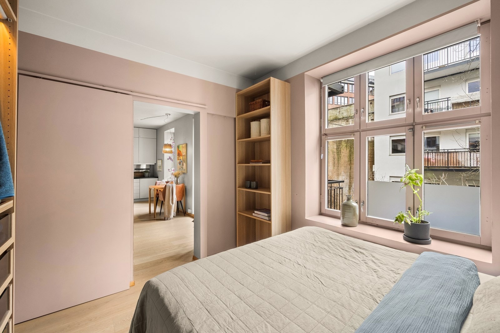 Vendt mot rolig bakgård. Galleribilde