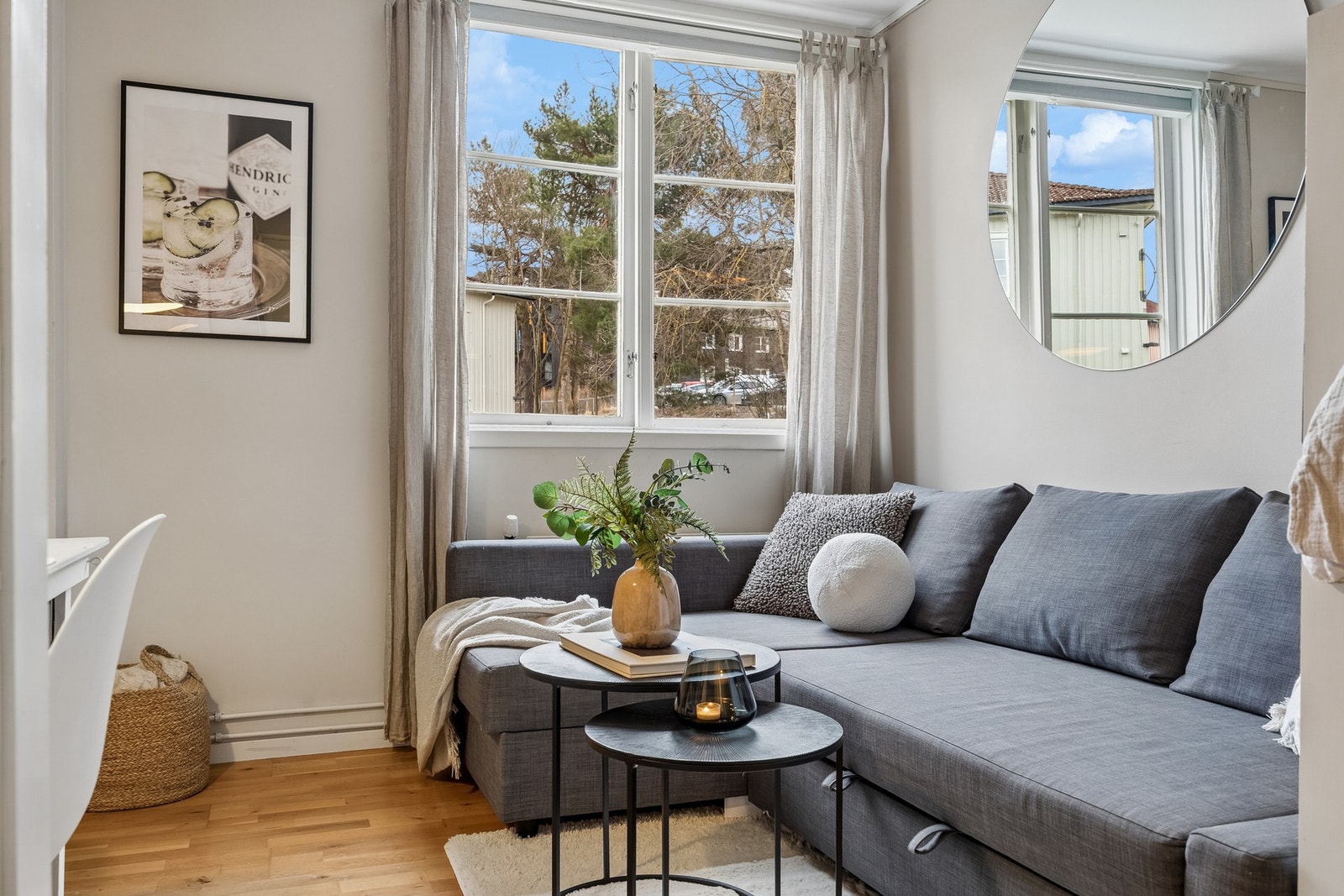 Lys og åpen stue med store vindusflater som gir rikelig med naturlig lys og en luftig romfølelse. Galleribilde