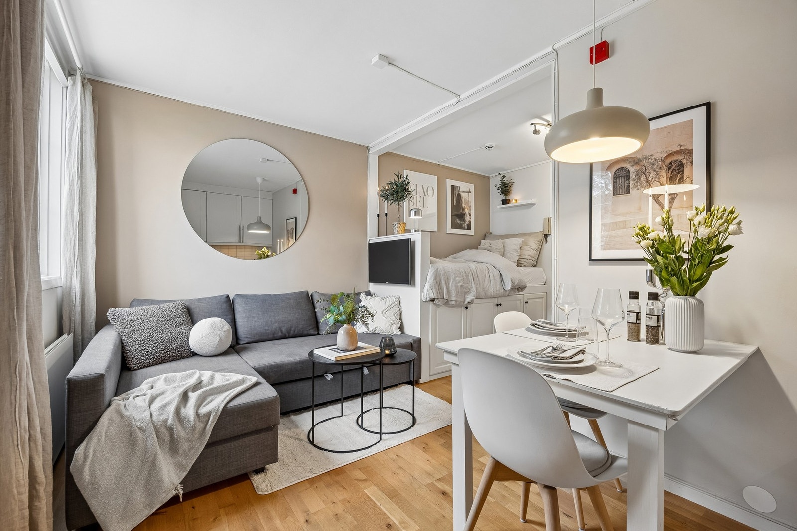 Leiligheten har et totalt bruksareal på 25 m² og består av entré, åpen stue- og kjøkkenløsning samt bad. I tillegg medfølger bod i kjeller og tilgang til felles vaskekjeller. Galleribilde