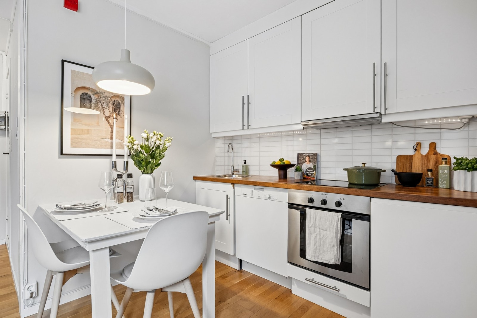 Kjøkkenet har gode oppbevaringsmuligheter med høye overskap og smart utnyttelse av plassen, samt rom for ekstra kjøkkenutstyr som mikrobølgeovn og airfryer. Galleribilde