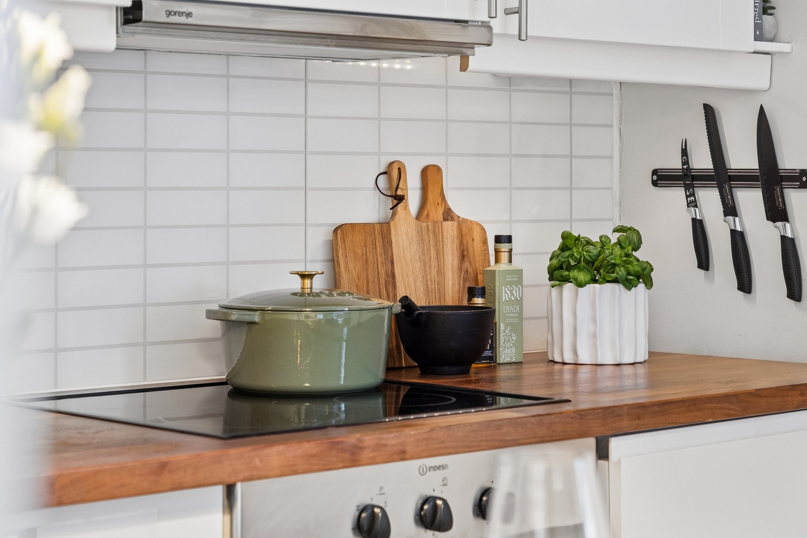 Det er godt med både skap- og arbeidsplass, og kjøkkenet er utstyrt med integrerte hvitevarer samt mekanisk avtrekk over stekesone. Galleribilde