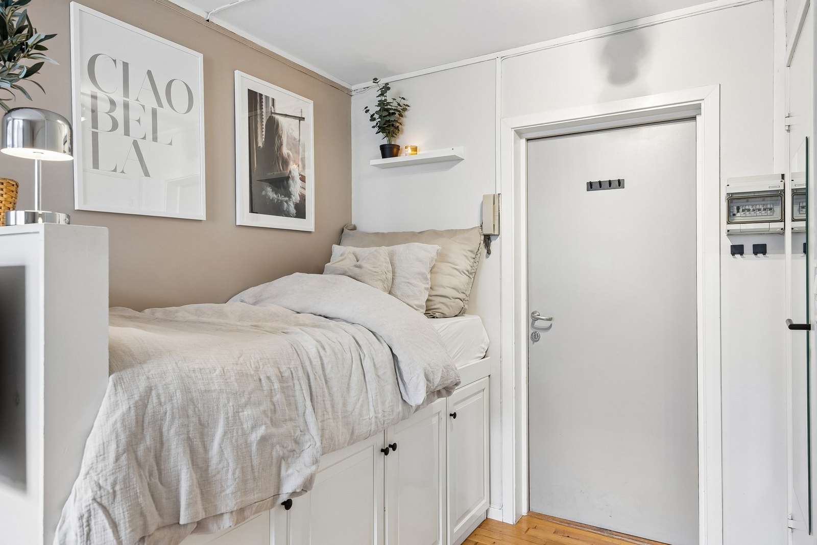 Leiligheten har en praktisk entré med plass til oppbevaring av yttertøy og sko. Galleribilde