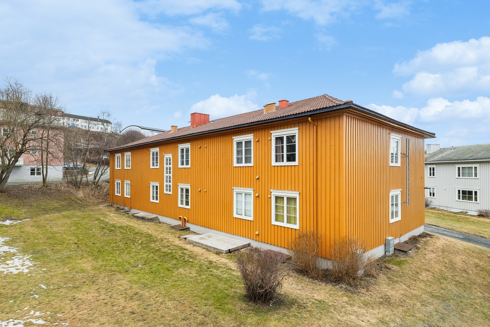 Eiendommen har en attraktiv og sentral beliggenhet på Persaunet, et etablert og populært boligområde i Trondheim. Galleribilde