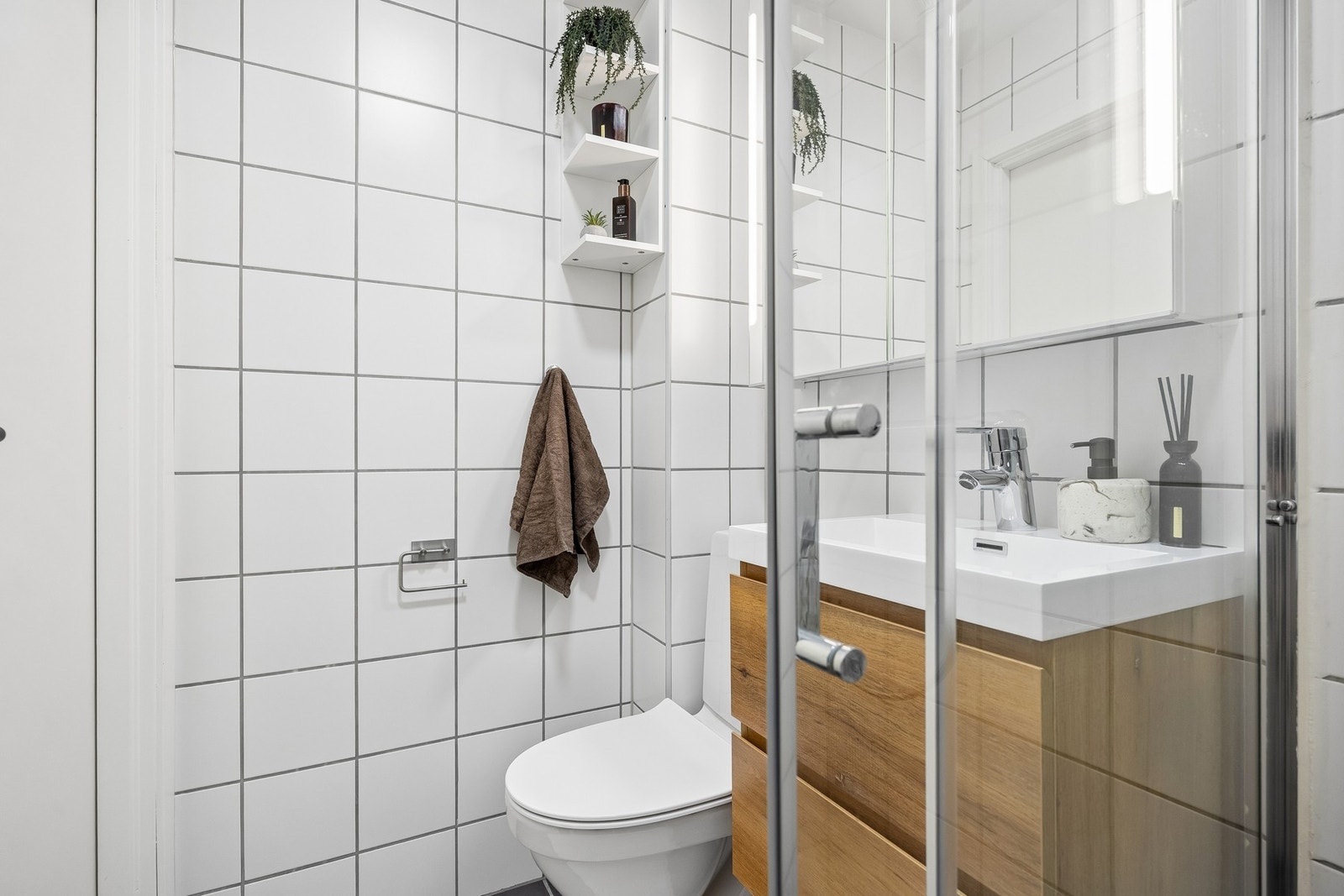 Rommet er innredet med wc, servant med underskap og dusjnisje. Galleribilde