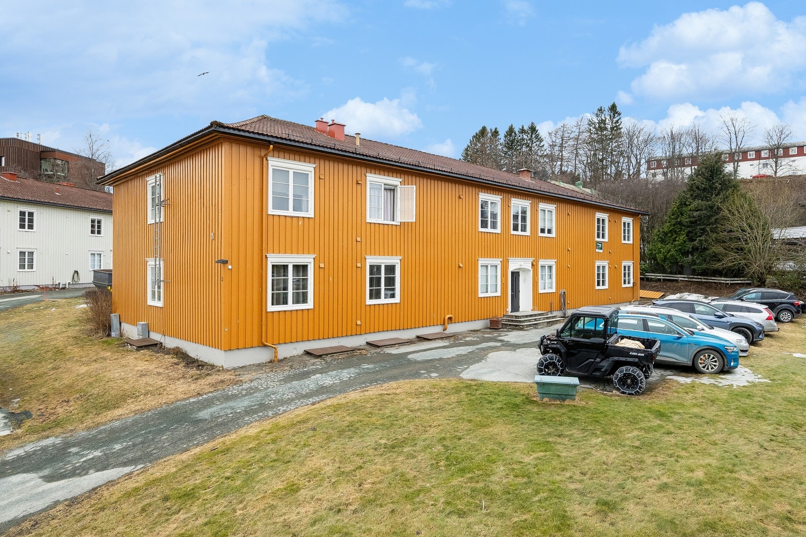 Det er felles biloppstillingsplasser i sameiet, men ingen fast tilknyttet parkeringsplass til seksjonen. Enkelte beboere har avtaler om fast plass. Galleribilde