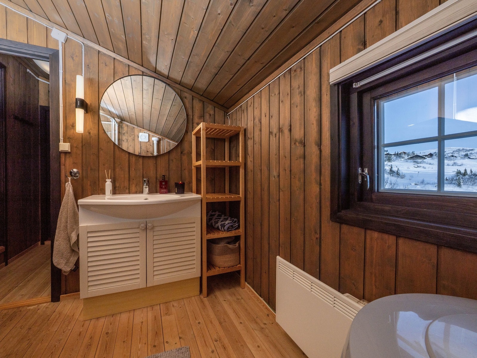 Funksjonelt og romslig bad Galleribilde