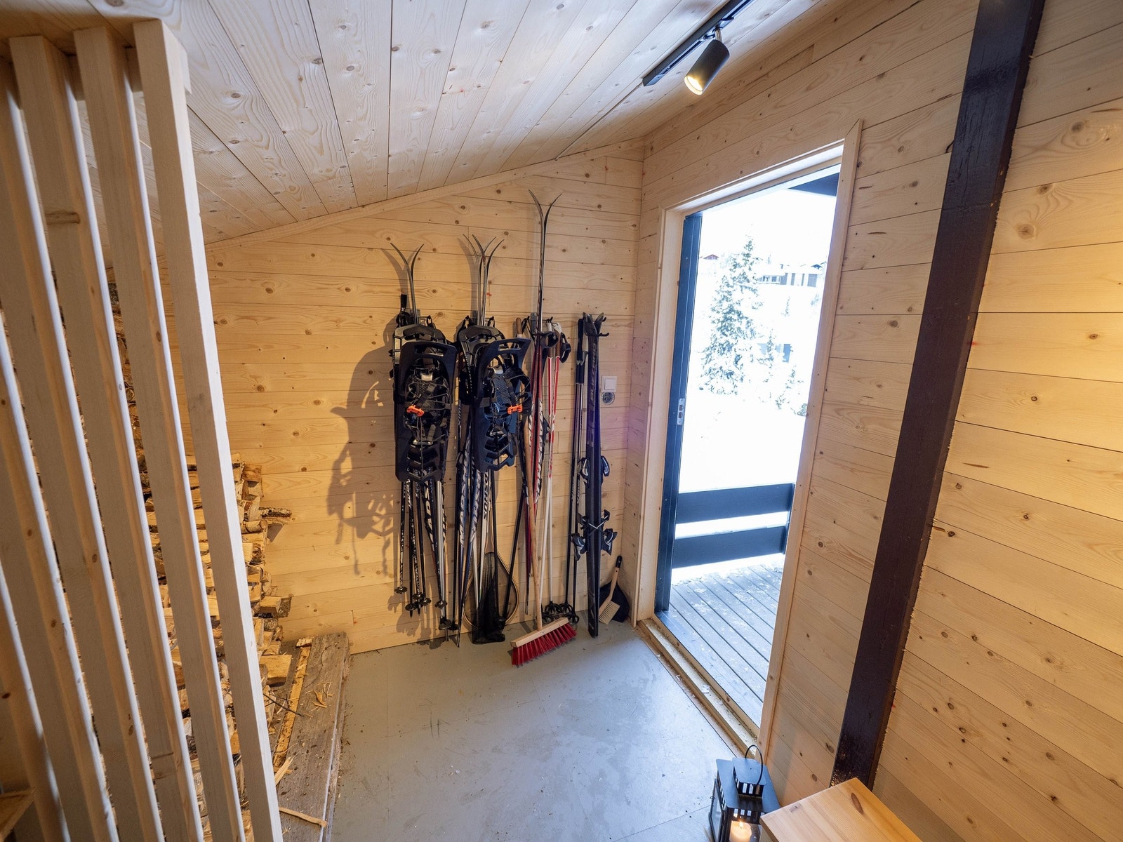 Romslig ski og vedbod med vedfyrt badstue Galleribilde