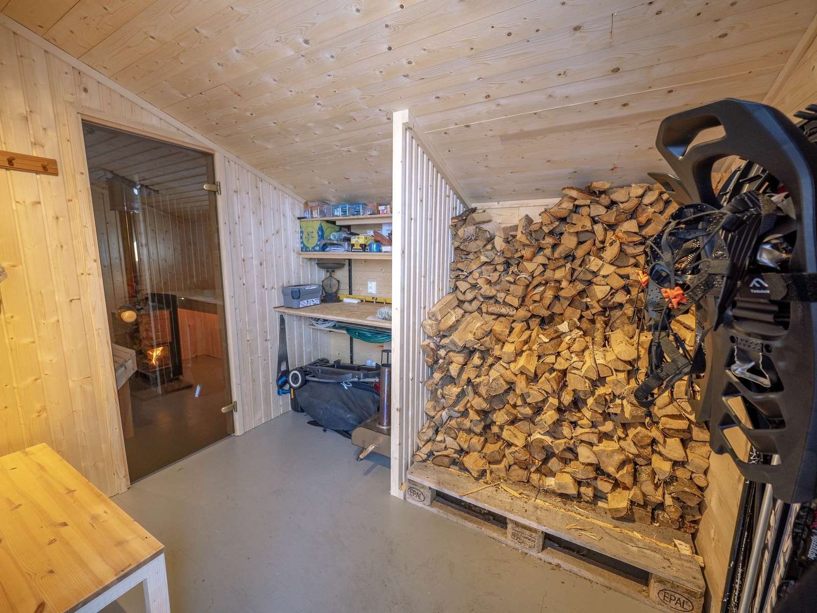 Romslig ski og vedbod med vedfyrt badstue Galleribilde