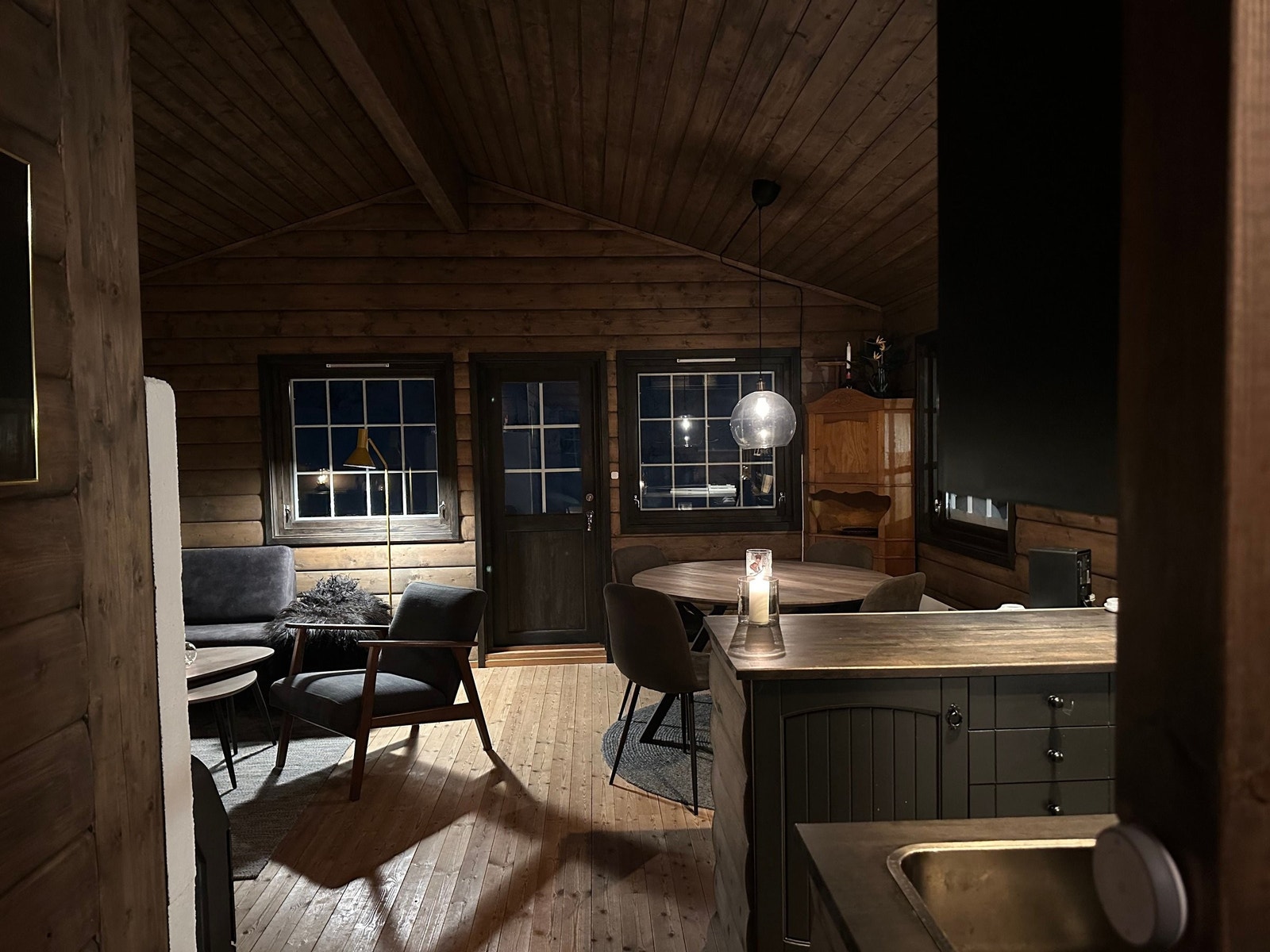 Stue med åpen kjøkkenløsning Galleribilde