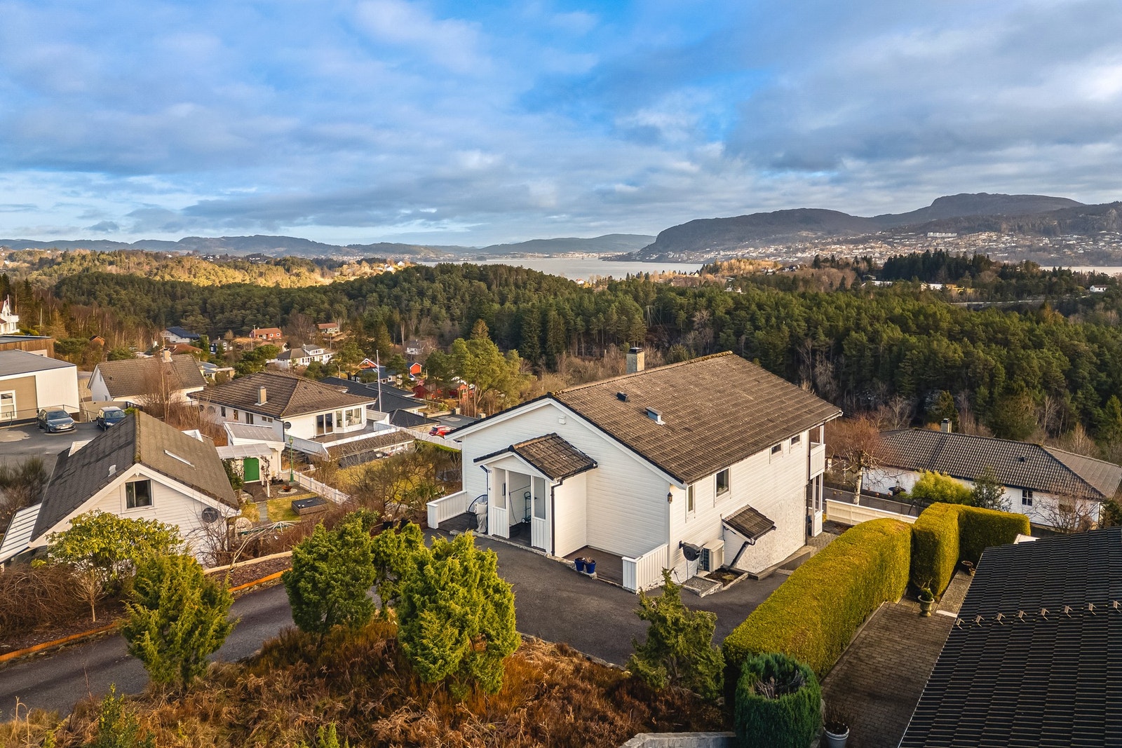God parkeringsplass til flere biler på egen tomt. Galleribilde