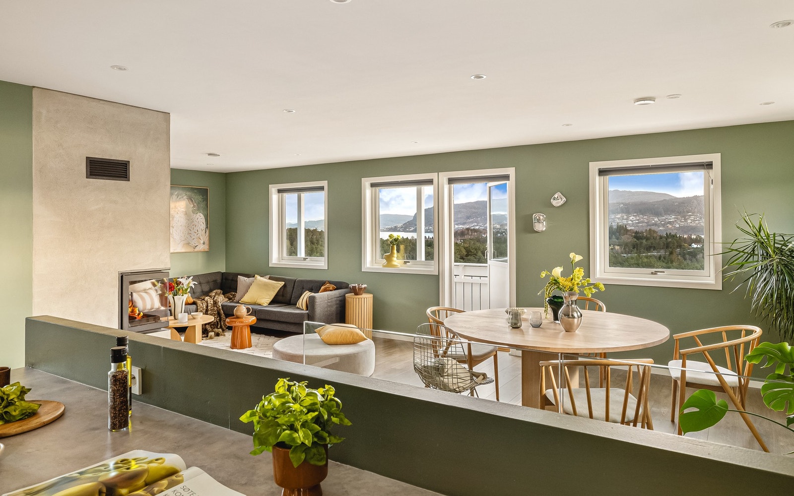 Velkommen til denne flotte og innholdsrike familieboligen, med store uteplasser, nytt kjøkken fra 2022, gangavstand til skoler og barnehager! Galleribilde