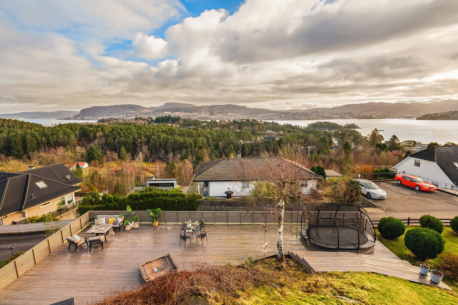 Fra uteplassene kan en nyte solen hele dagen på sommerstid, med sol fra alle himmelretninger. Galleribilde