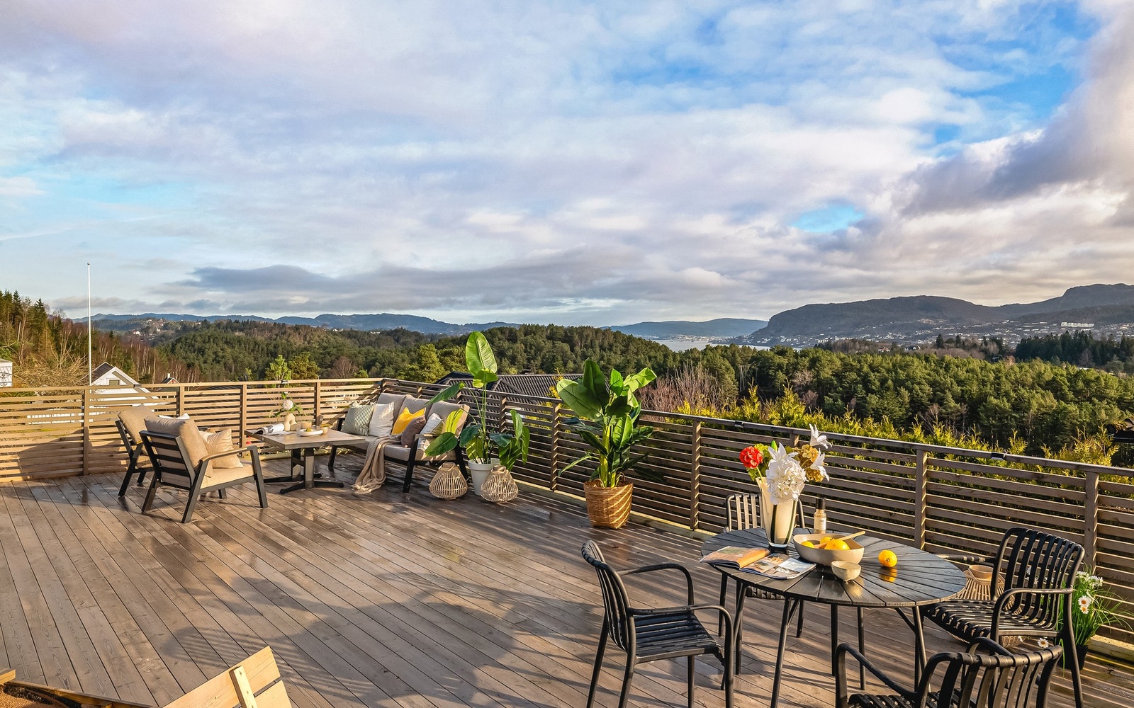 Uteplassene byr på svært god boltreplass for både store og små! Galleribilde