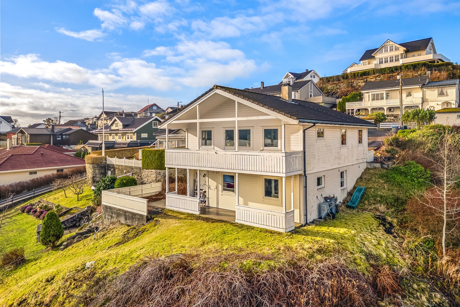 Tomten er lagt til rette for at både barn og voksne skal trives godt. Galleribilde