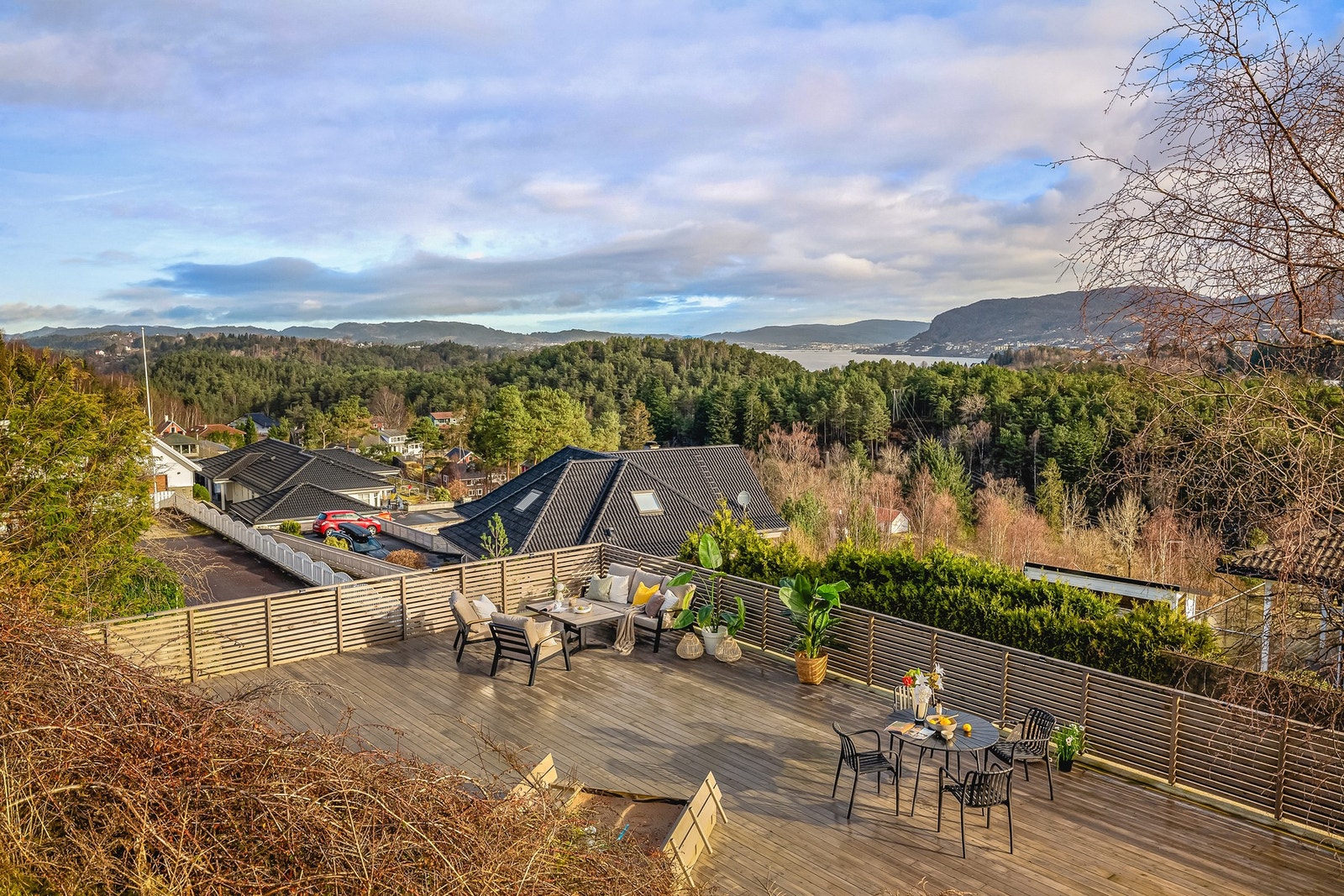 Terrasseplattingen ble oppført i 2024, og gir sammen med hagen gir den et fantastisk uterom. Galleribilde