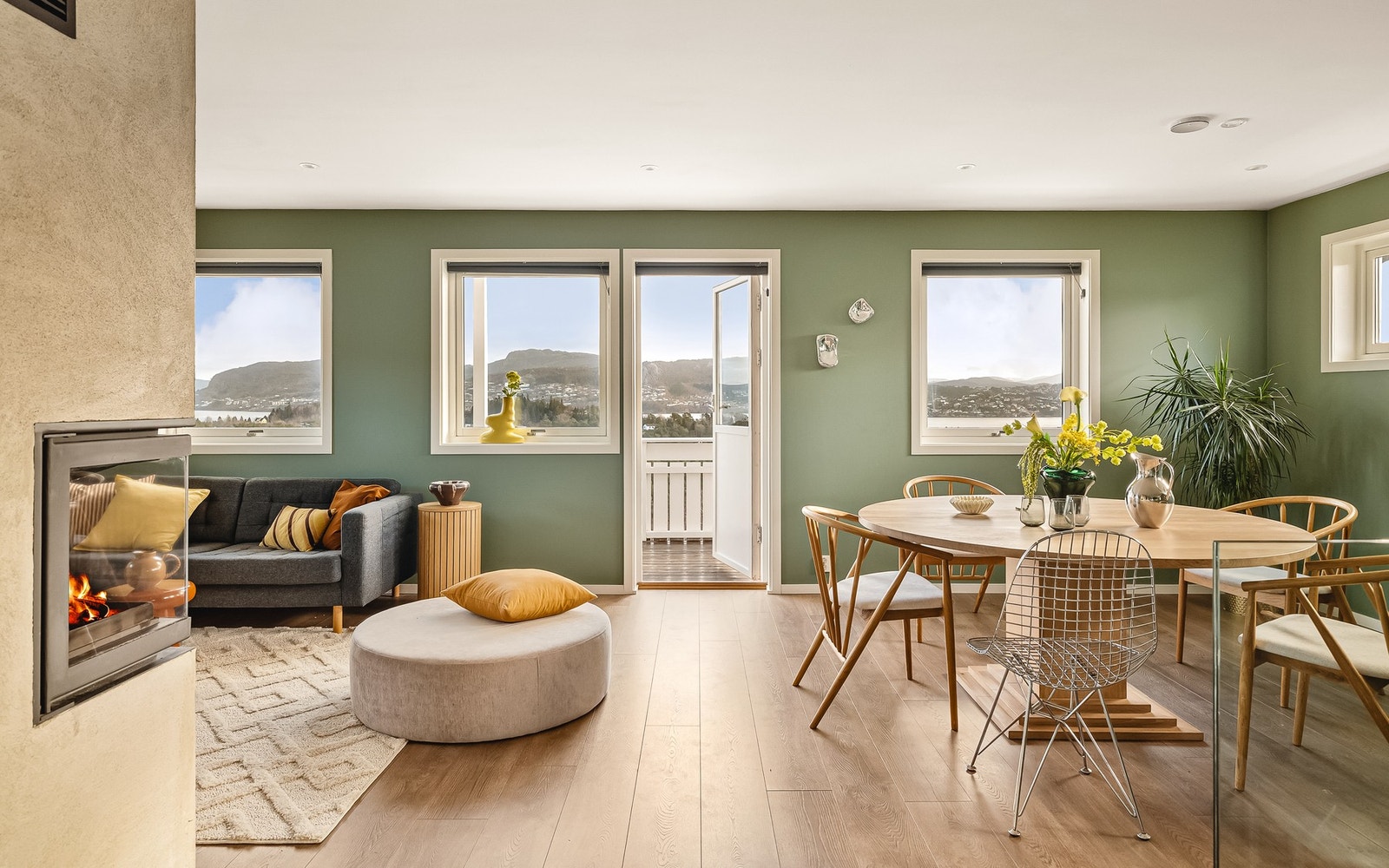 Boligens hjerte er en lys og åpen stue/kjøkkenløsning, gjort i stilrene farger. Galleribilde