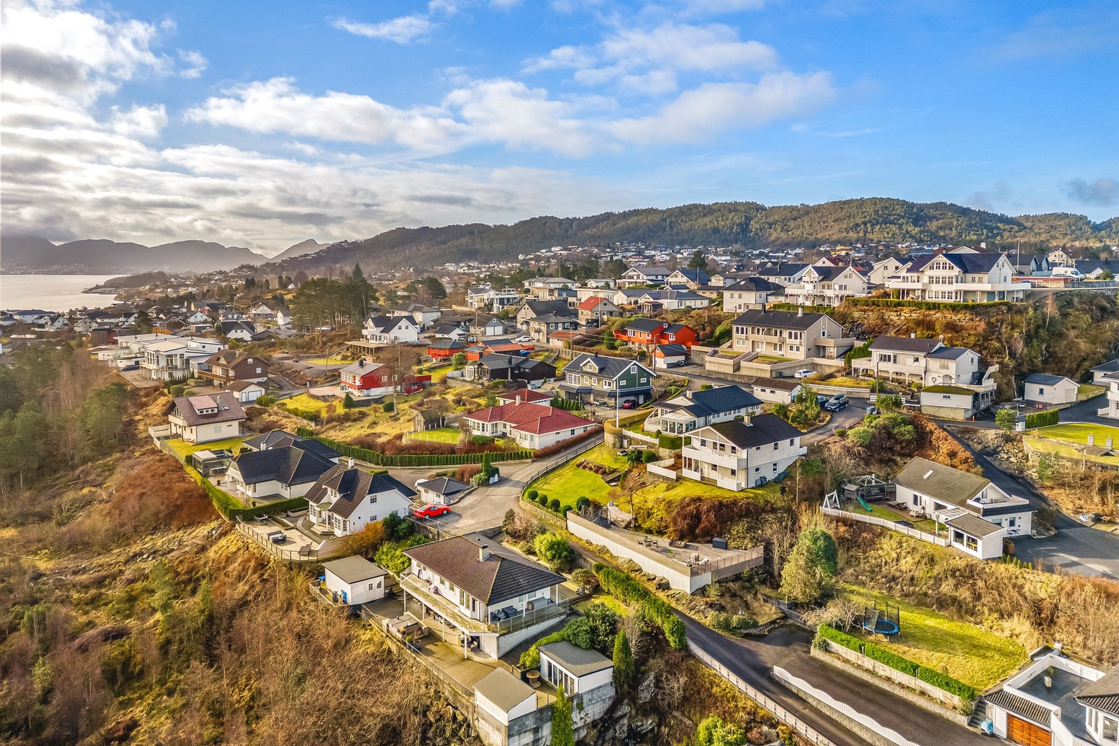 Her bor en rolig og tilbaketrukket, med gangavstand til skoler, barnehager og aktivitetstilbud Galleribilde