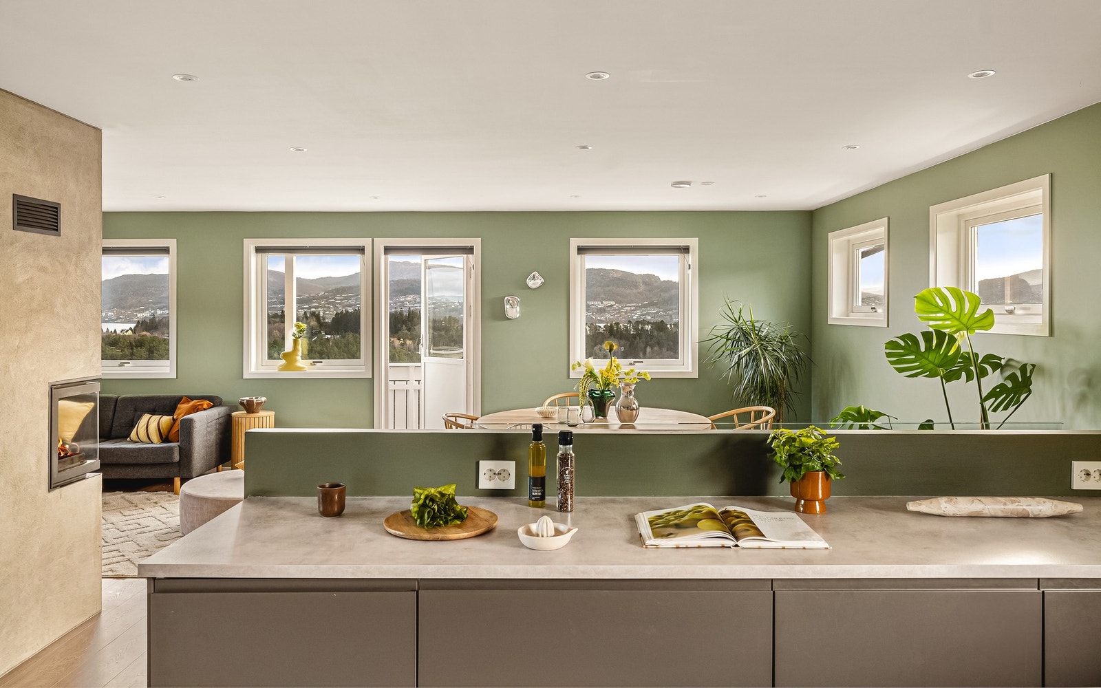 Den åpne løsningen til stue og spisestue, gjør matlagingen til en sosial aktivitet. Galleribilde