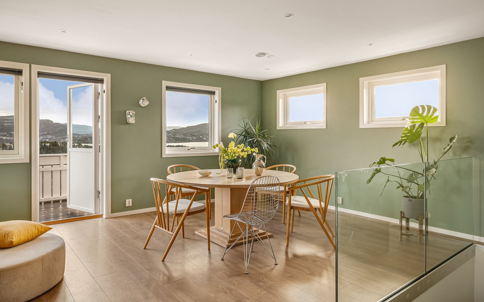 Store vindusflater sørger for rikelig med naturlig lysinnslipp, og rammer inn den naturskjønne utsikten. Galleribilde