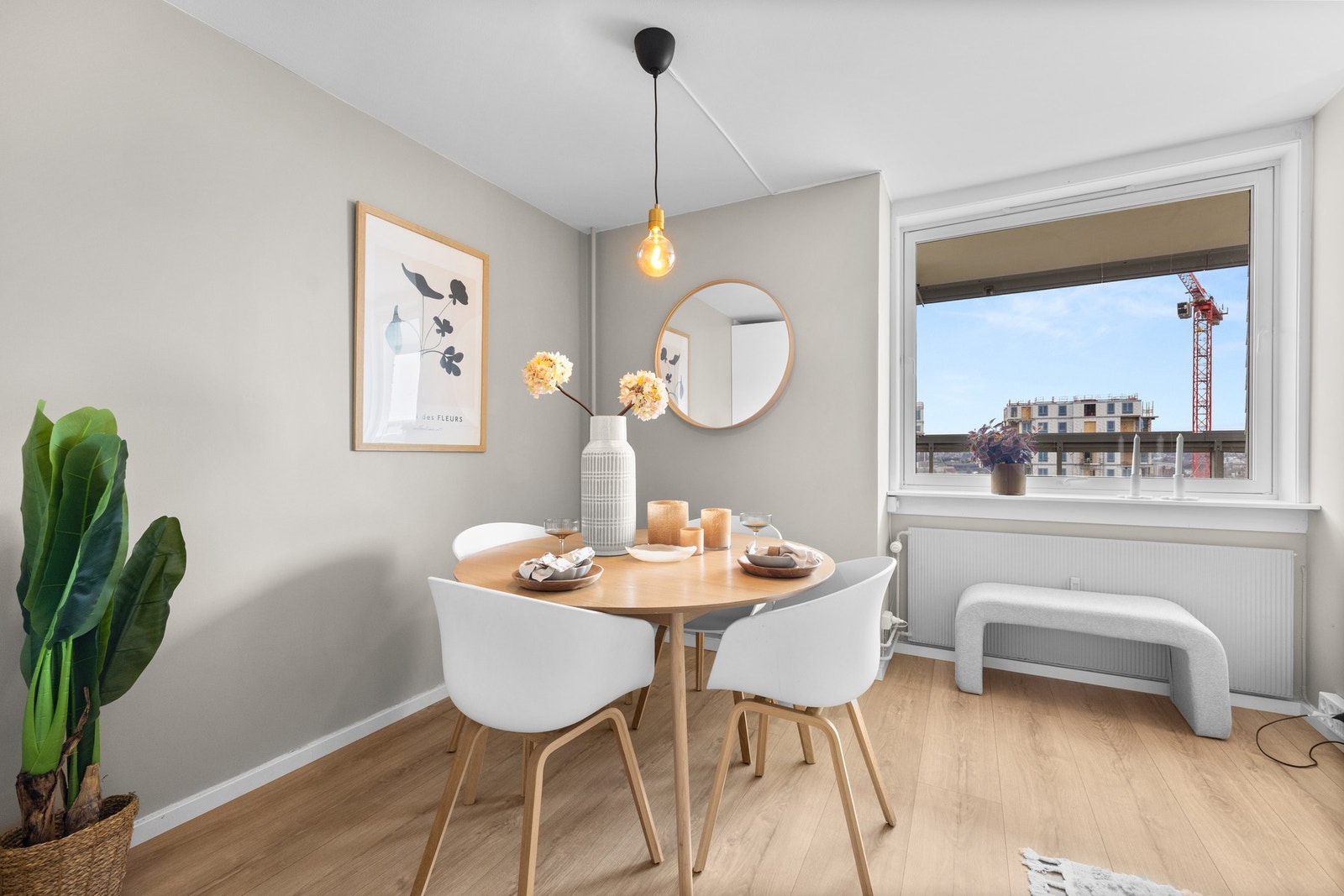 Lett å etablere spiseavdeling like ved kjøkkenet - så her kan gjestene være sosiale med kokken når måltider lages Galleribilde