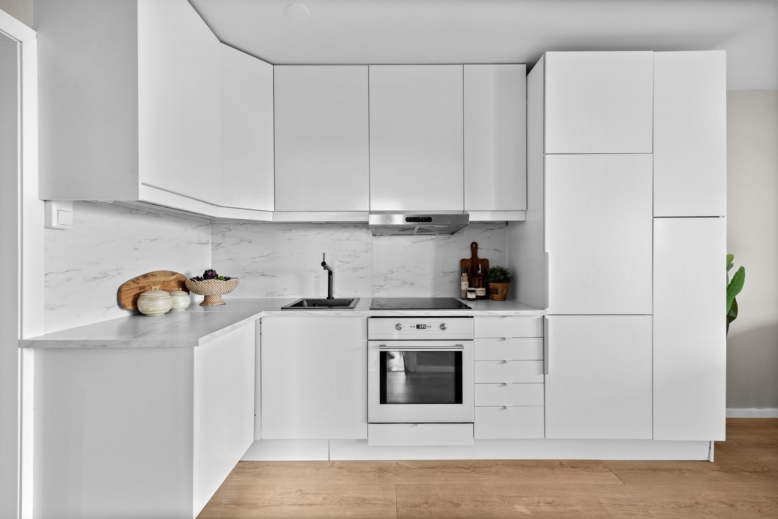 Kjøkkeninnredning fra 2014 med oppdragderinger i 2021. Galleribilde