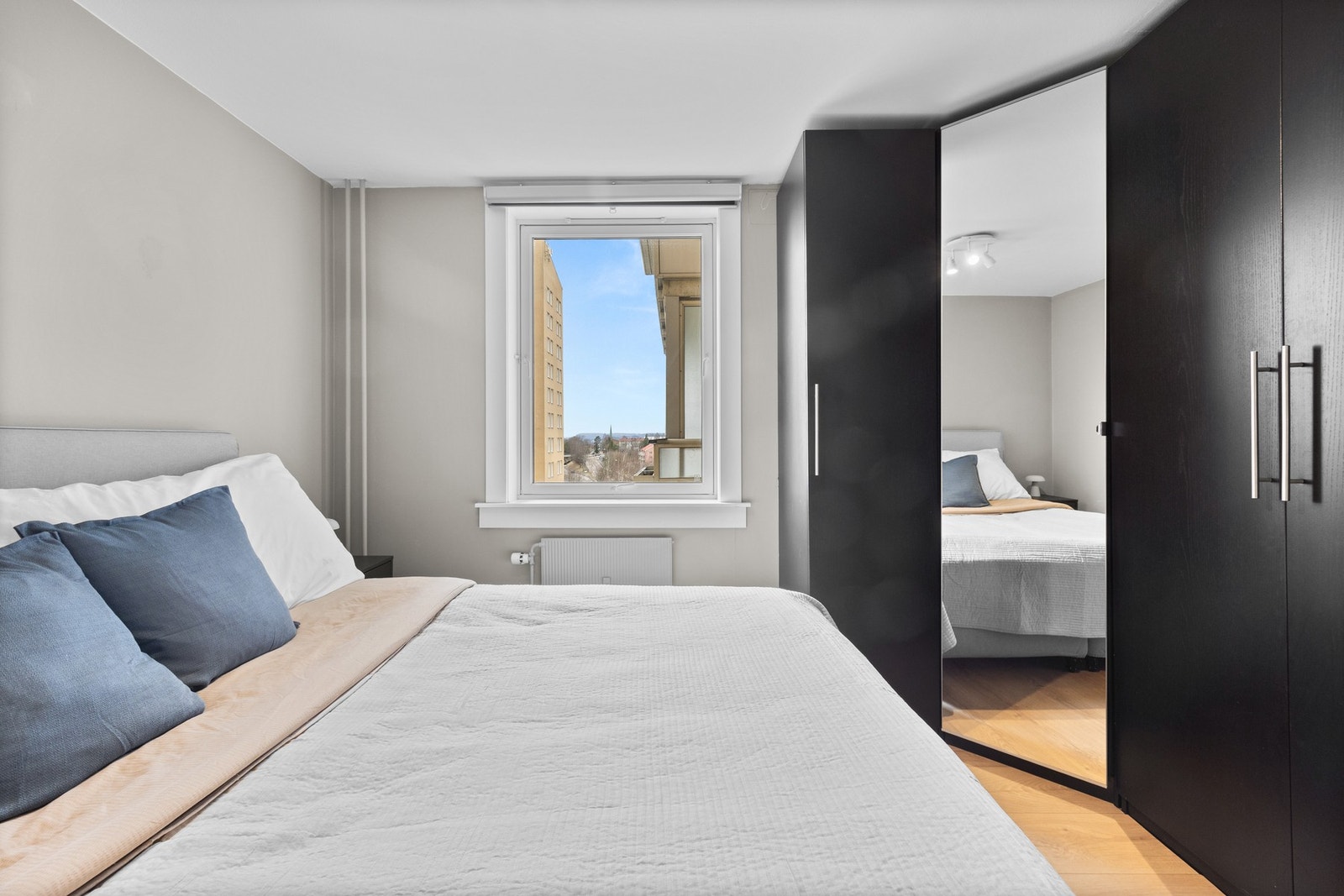 Hovedsoverommet har rikelig med plass til garderobeskap og stor seng Galleribilde