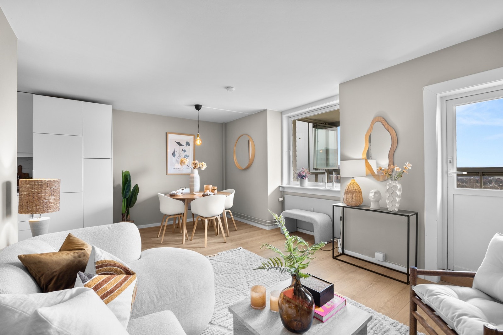 Leiligheten bader i dagslys fra de store vinduene, dette skaper en fin atmosfære Galleribilde