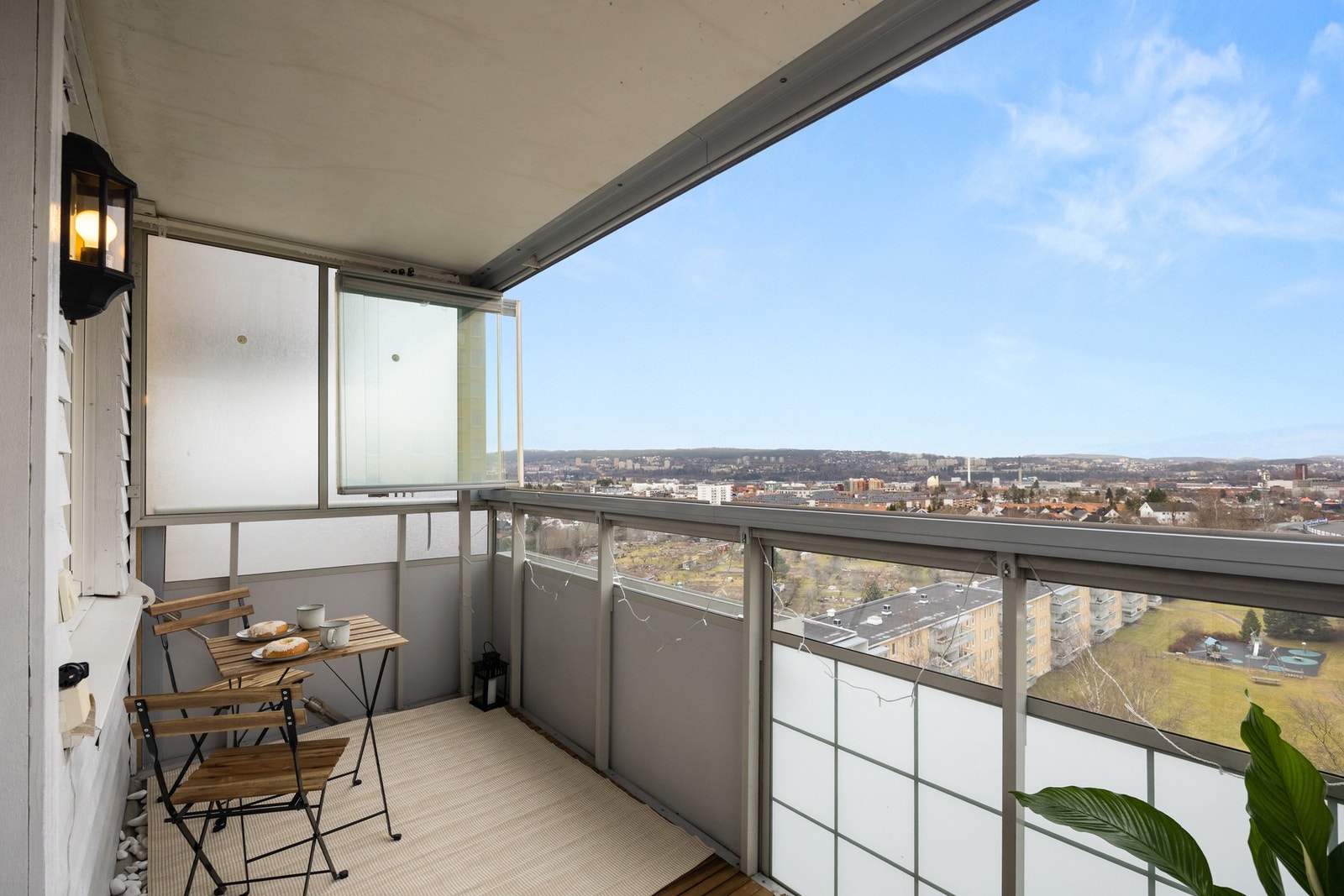 Ca. 8 kvm stor innglasset balkong med vidstrakt utsikt mot byen og nærområdet Galleribilde
