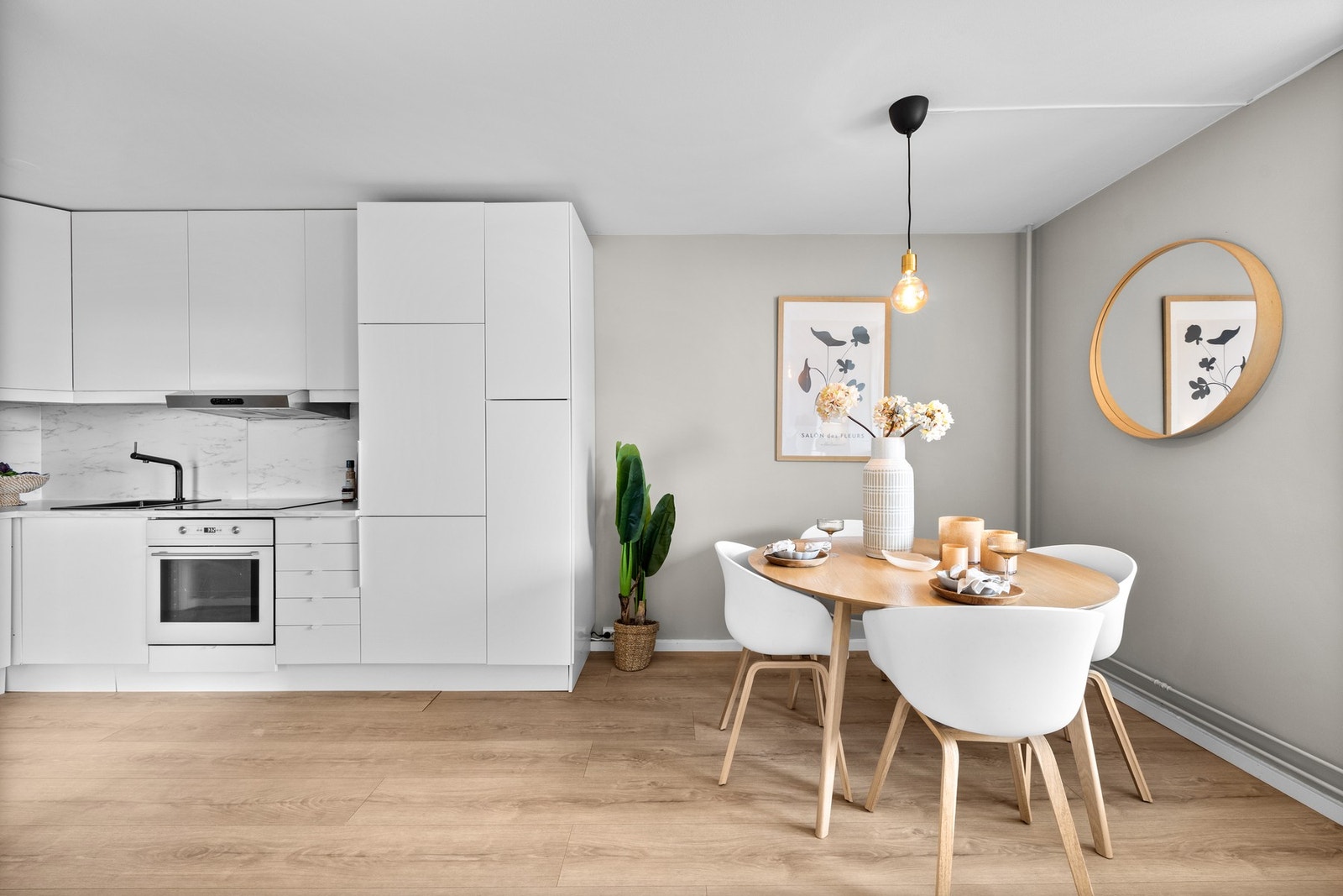 Visste du? Kollektiv går døgnet rundt like utenfor, til og med flybussen for deg som reiser litt ila året. Galleribilde