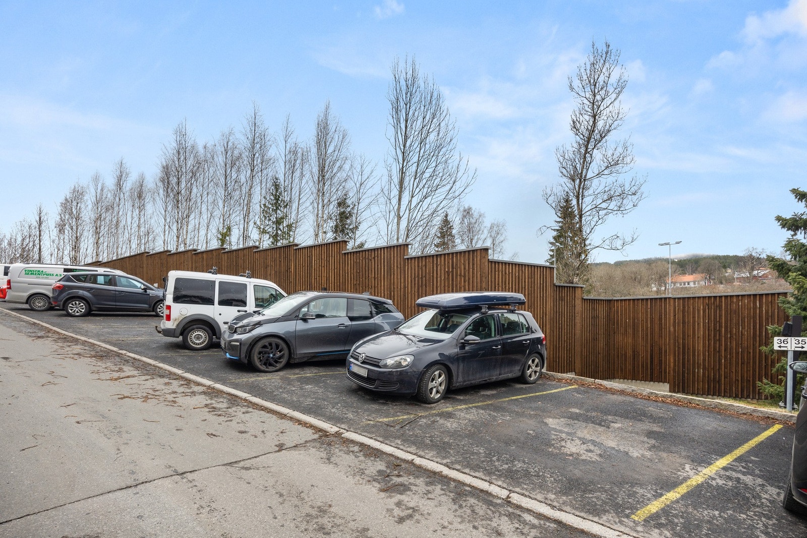 100 parkeringsplasser med og uten ladestasjon for leie i borettslaget Galleribilde