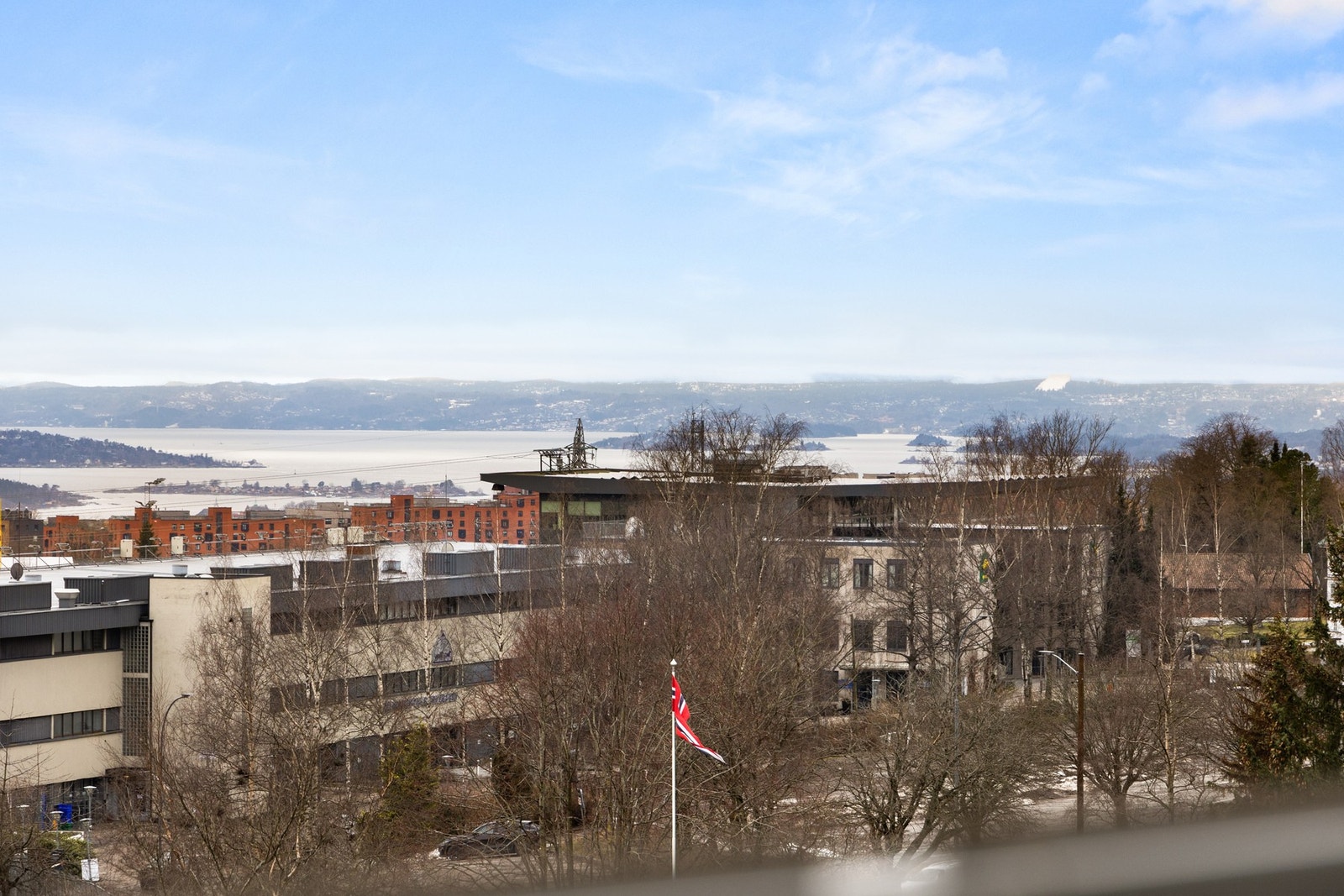 Leiligheten ligger i 8 etg og har innglasset balkong som kan brukes store deler av året. Utsikten er formidabel, her med zoom mot Oslofjorden Galleribilde
