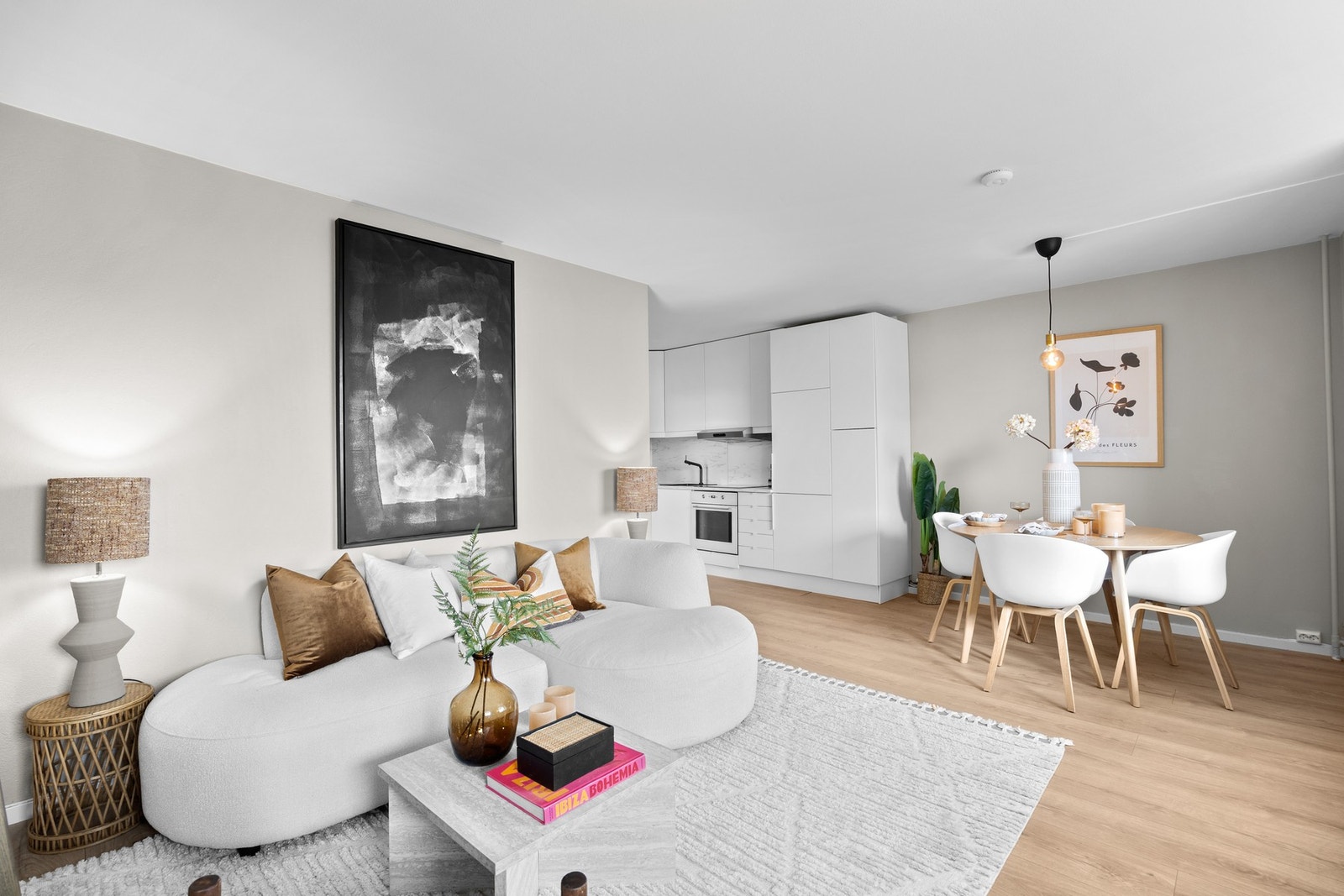 Delvis åpen stue og kjøkkenløsning Galleribilde