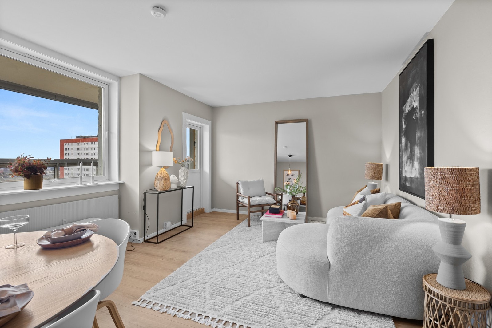 Lekker og lys stue, vinduer fra 2014 og balkongdør fra 2015. Galleribilde