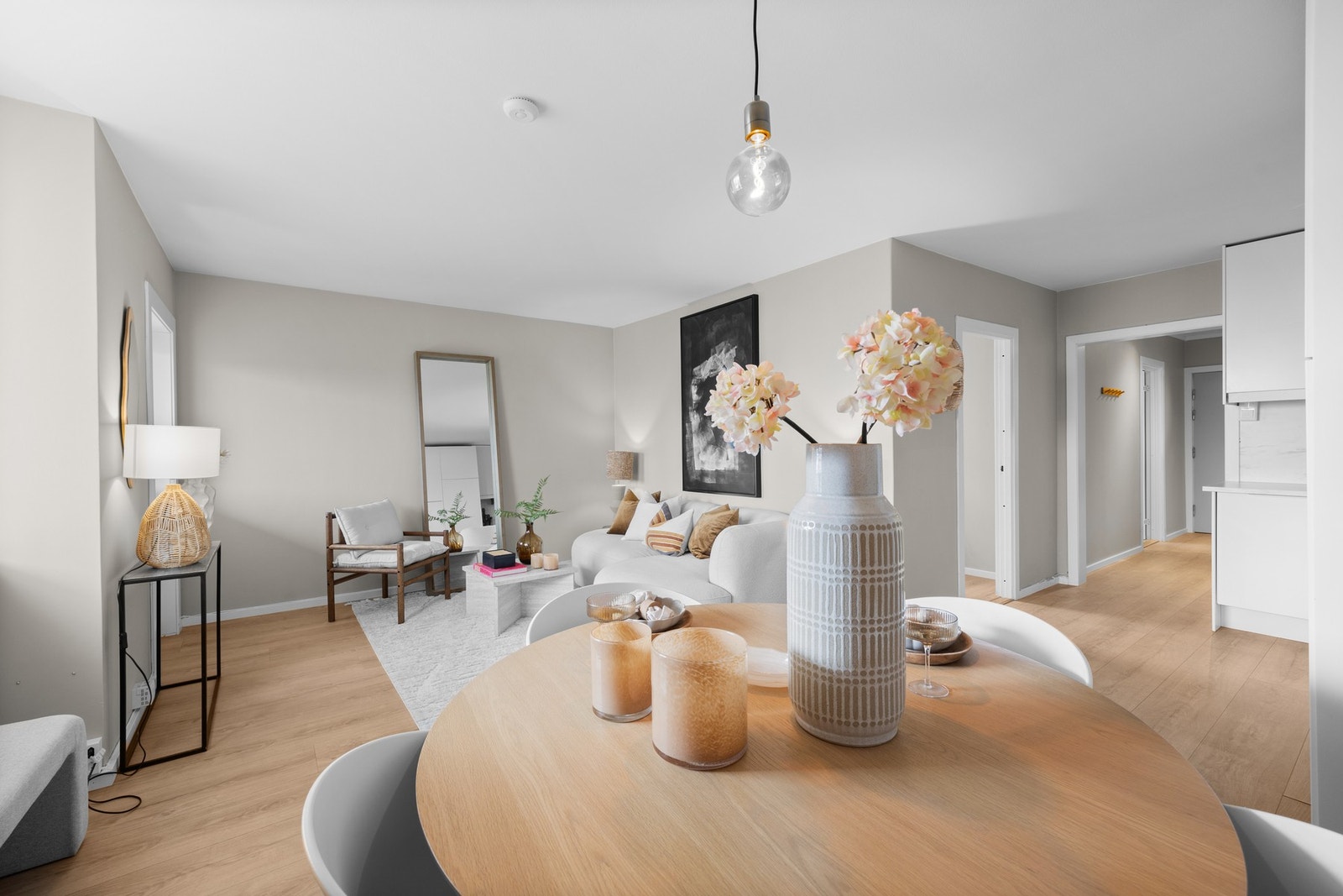 Pene fargevalg på vegger og slitesterk laminat på gulvsone Galleribilde