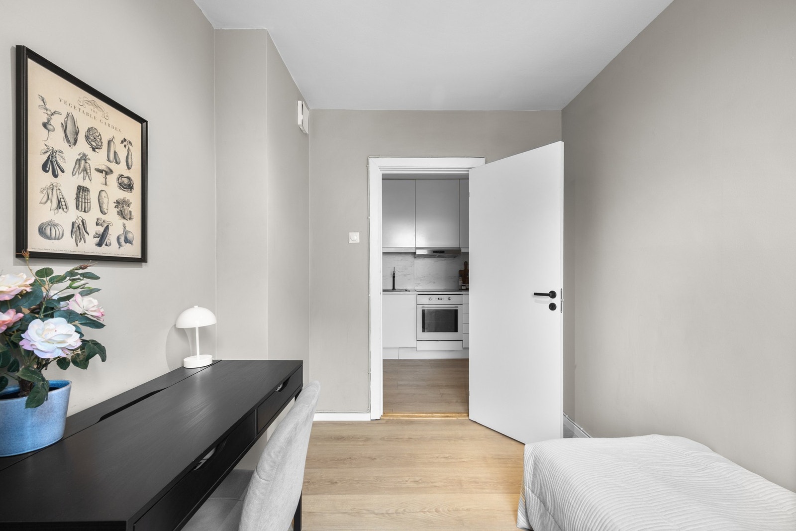 Begge rommene har plass til stor seng om det er ønskelig. Galleribilde