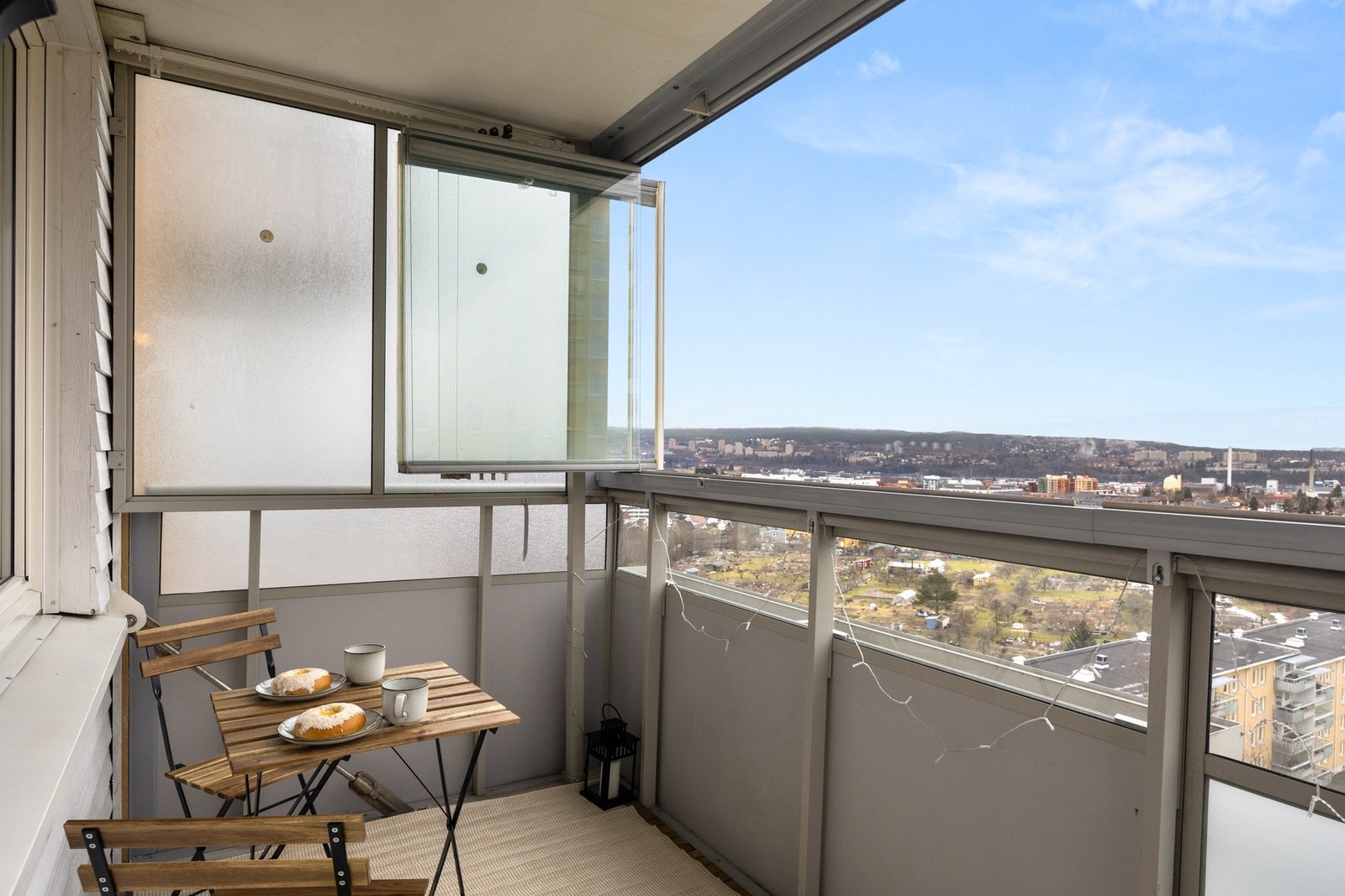 God plass til sittegrupper for late sommerdager i sola Galleribilde