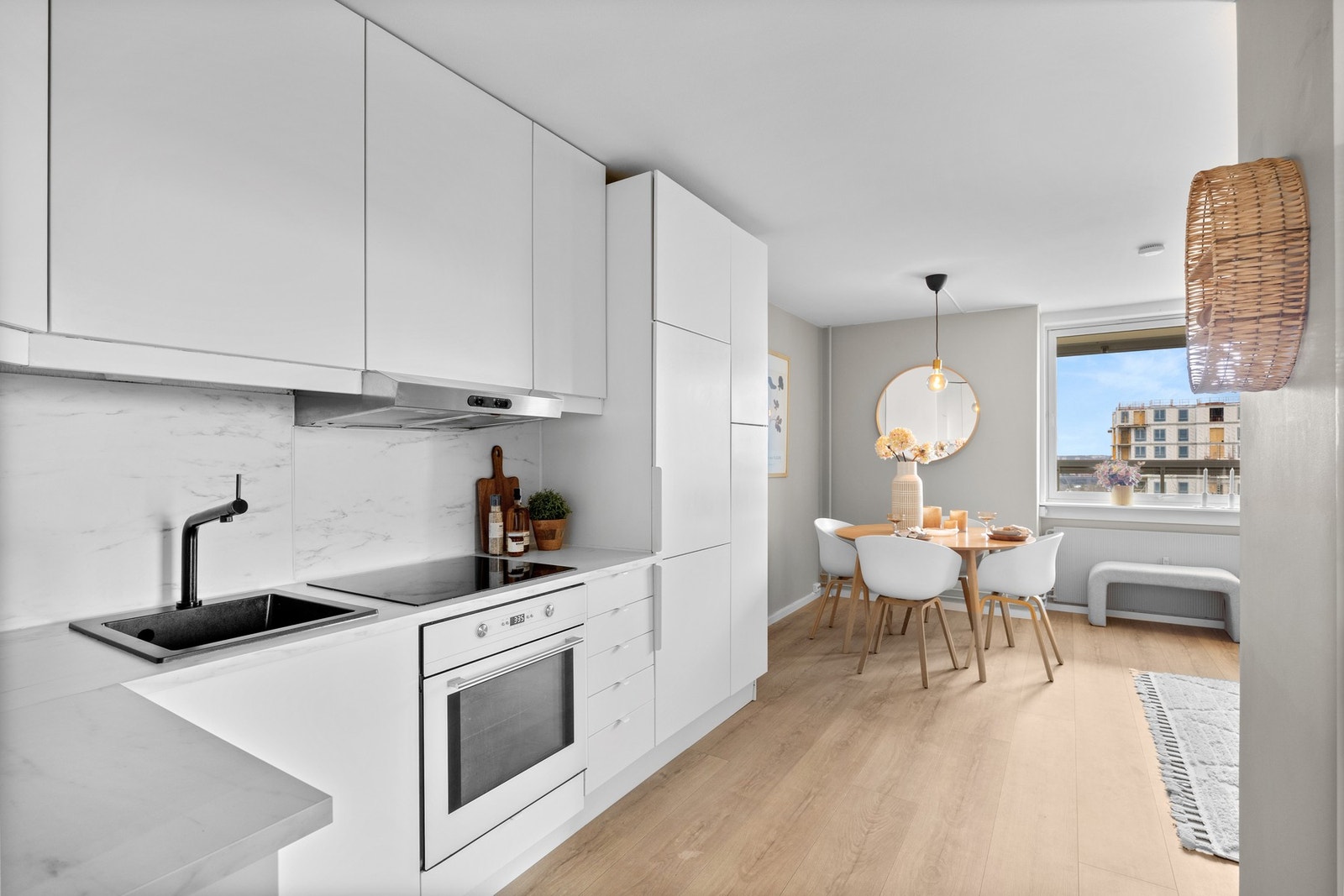 Kjøkkeninnredning med malte fronter, laminat benkeplater, oppvaskkum, ventilator, plater over
benk, integrert oppvaskmaskin, kjøl/fryseskap, stekeovn og induksjon platetopp. Lekkasjestopp er
montert. Galleribilde