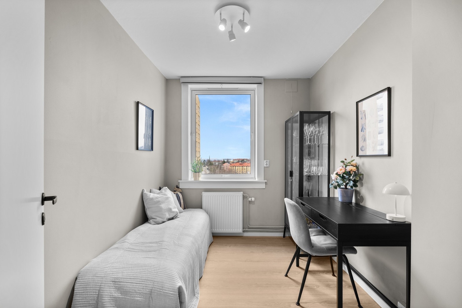 Soverom II - hyggelig plass for gjester, hjemmekontoret eller barnerommet Galleribilde