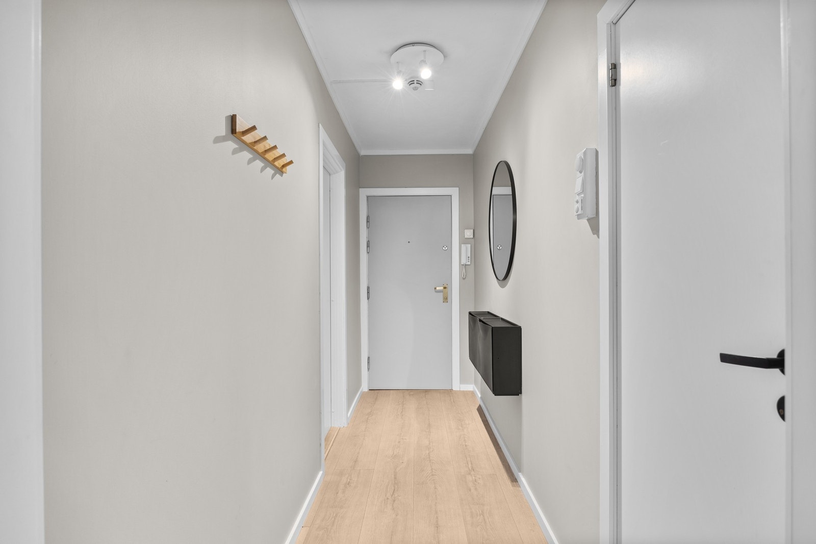 Velkommen inn! Leiligheten er overflatebehandlet i senere tid og fremstår som innlfytningsklar med gjennomgående god standard Galleribilde