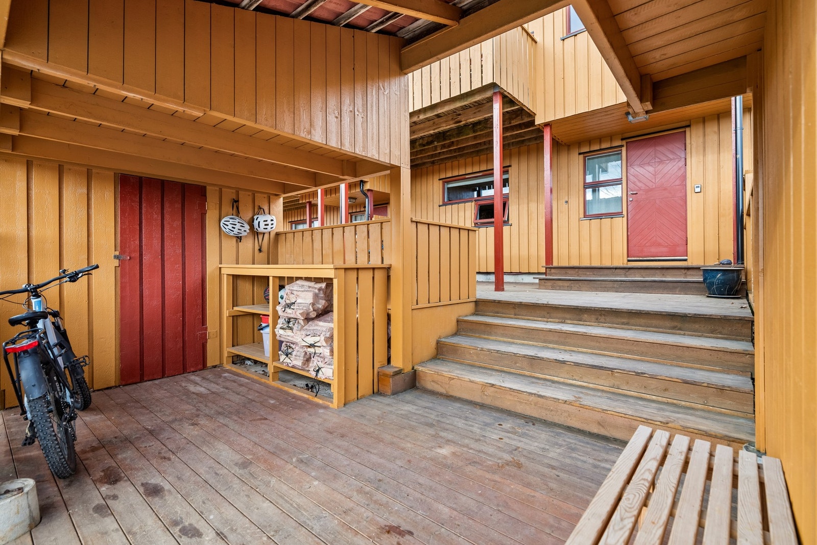 Overbygget inngangsparti med adkomst til boligen. Ved inngangsplanet er det også etablert en romslig markterrasse. Galleribilde
