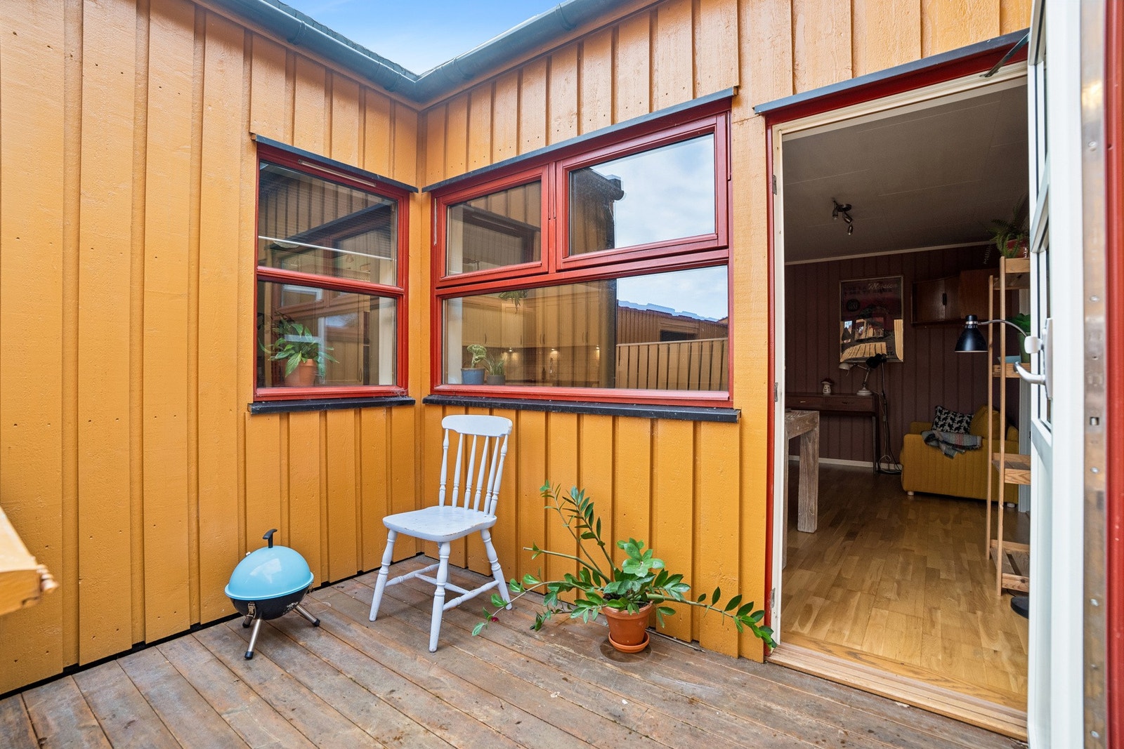 Fra spisestuen er det utgang til terrasse som gir et hyggelig uteområde. Galleribilde